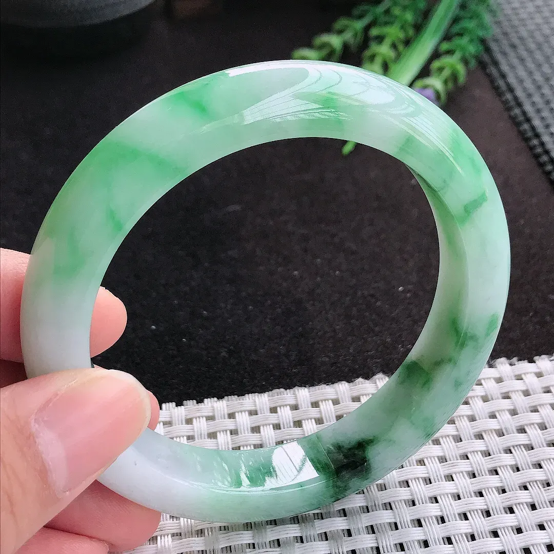 天然A货翡翠60.5/12.6/9.4老坑精美温润飘绿手镯大圈口宽边玉手镯