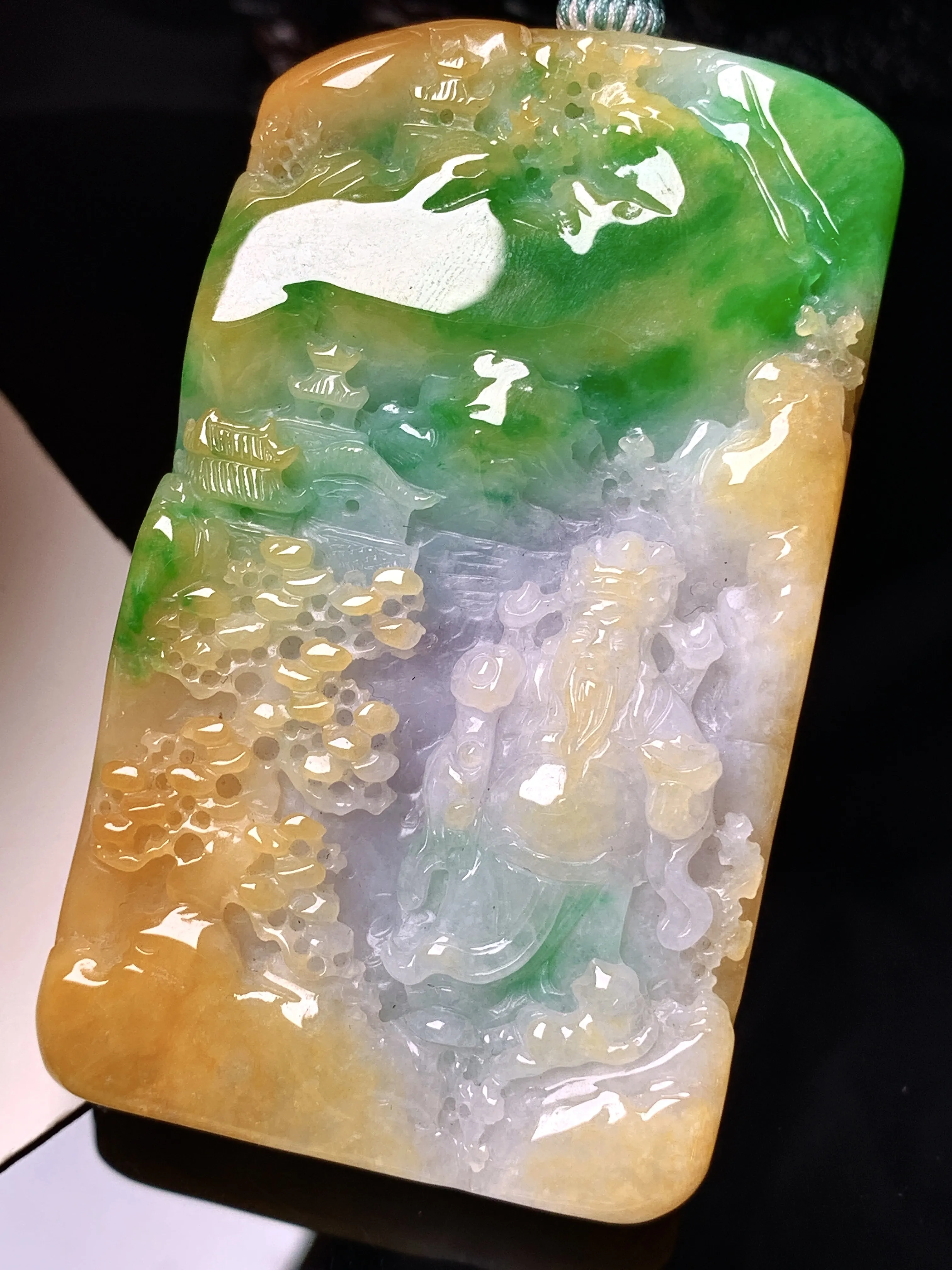 飘黄绿山水财神吊坠 玉质细腻 色泽艳丽清新 整体尺寸67.8*40.3*12.8