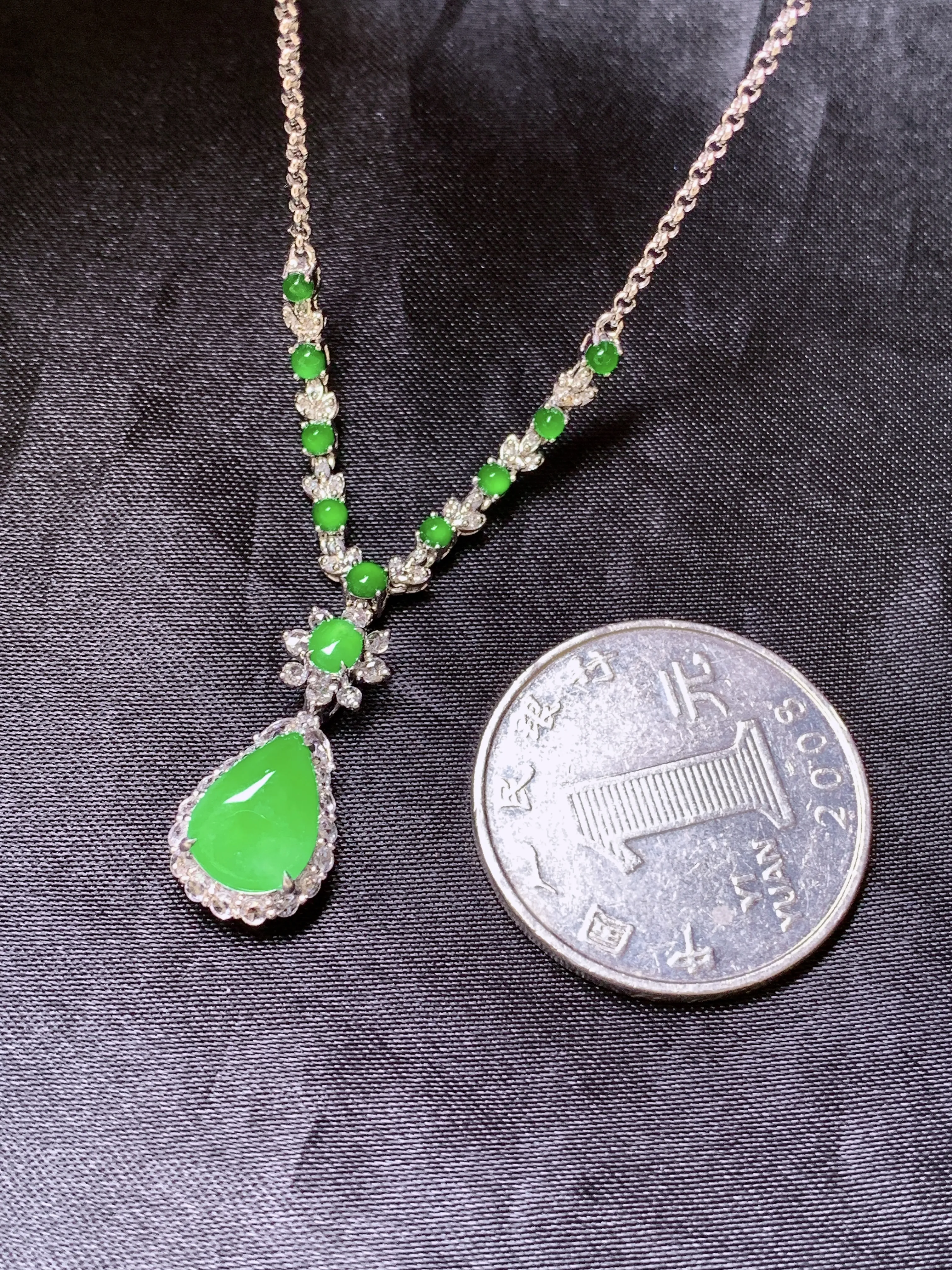 18k金钻镶嵌满绿水滴项链玉质细腻 色泽艳丽清新 整体尺寸10*7.2*3