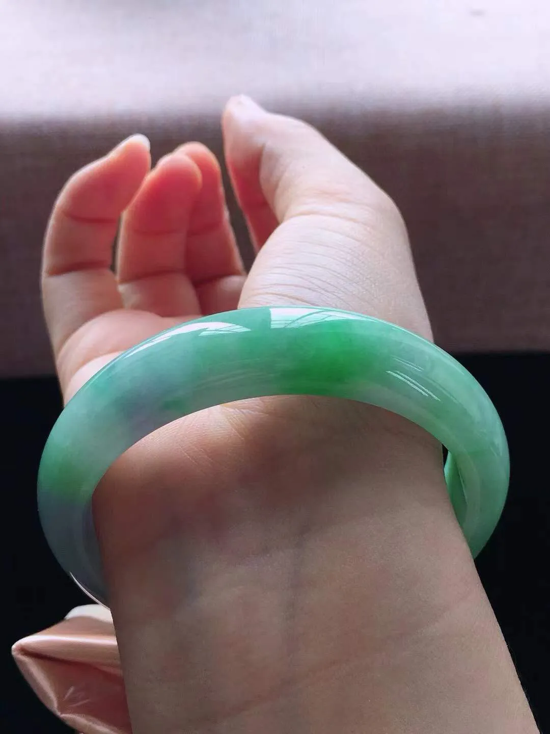 【翡翠名称】春彩飘绿58.6正圈口翡翠手镯
【翡翠尺寸】58.6*14.3*7.8mm适合57.6-60正圈口佩戴
【翡翠描述】缅甸天然翡翠A货，种老水足，玉质细腻，色泽靓丽，性价比高，佩戴效果好！