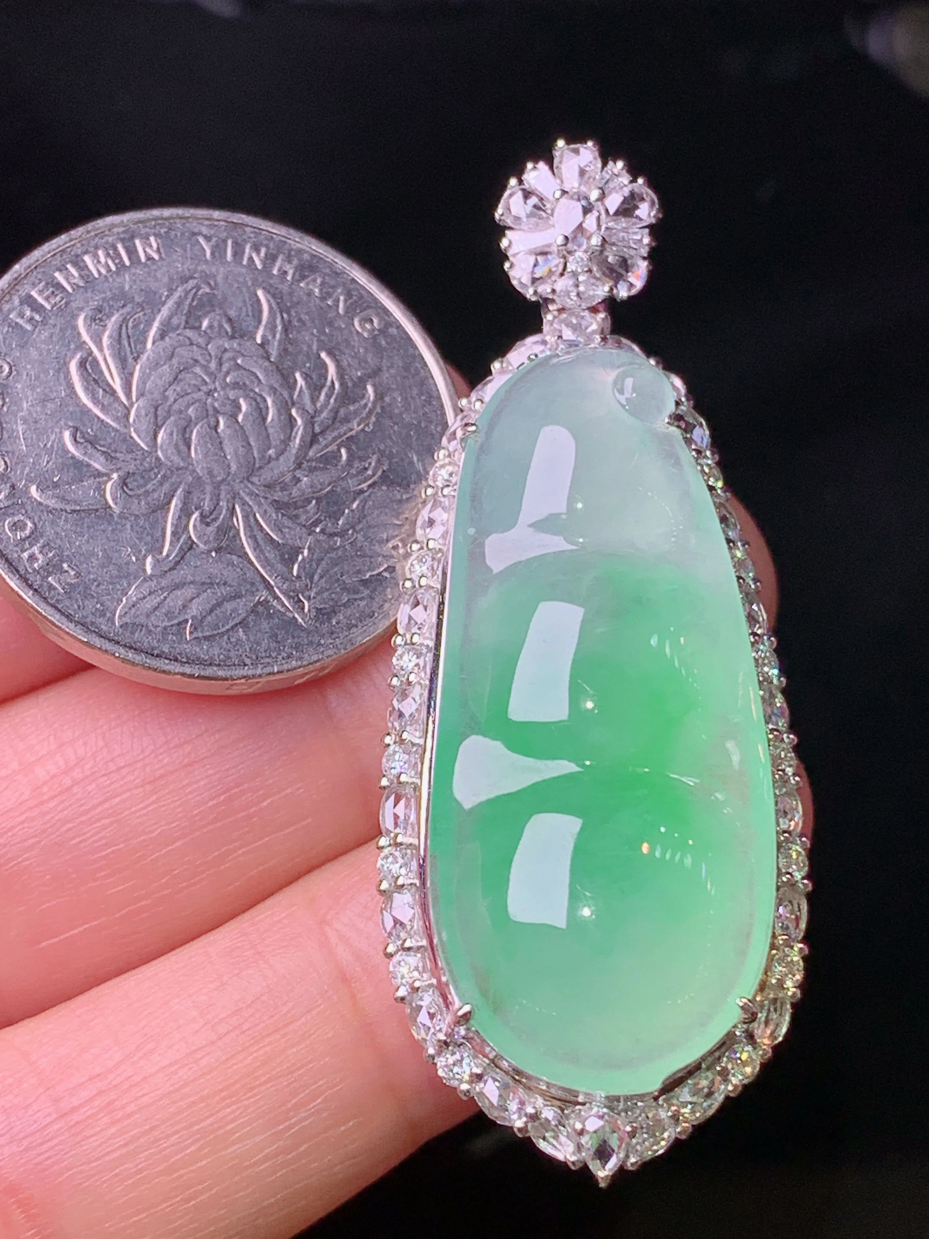 18k金钻镶嵌飘绿四季豆吊坠 玉质细腻 色泽艳丽清新 整体尺寸49.3*19*11.5