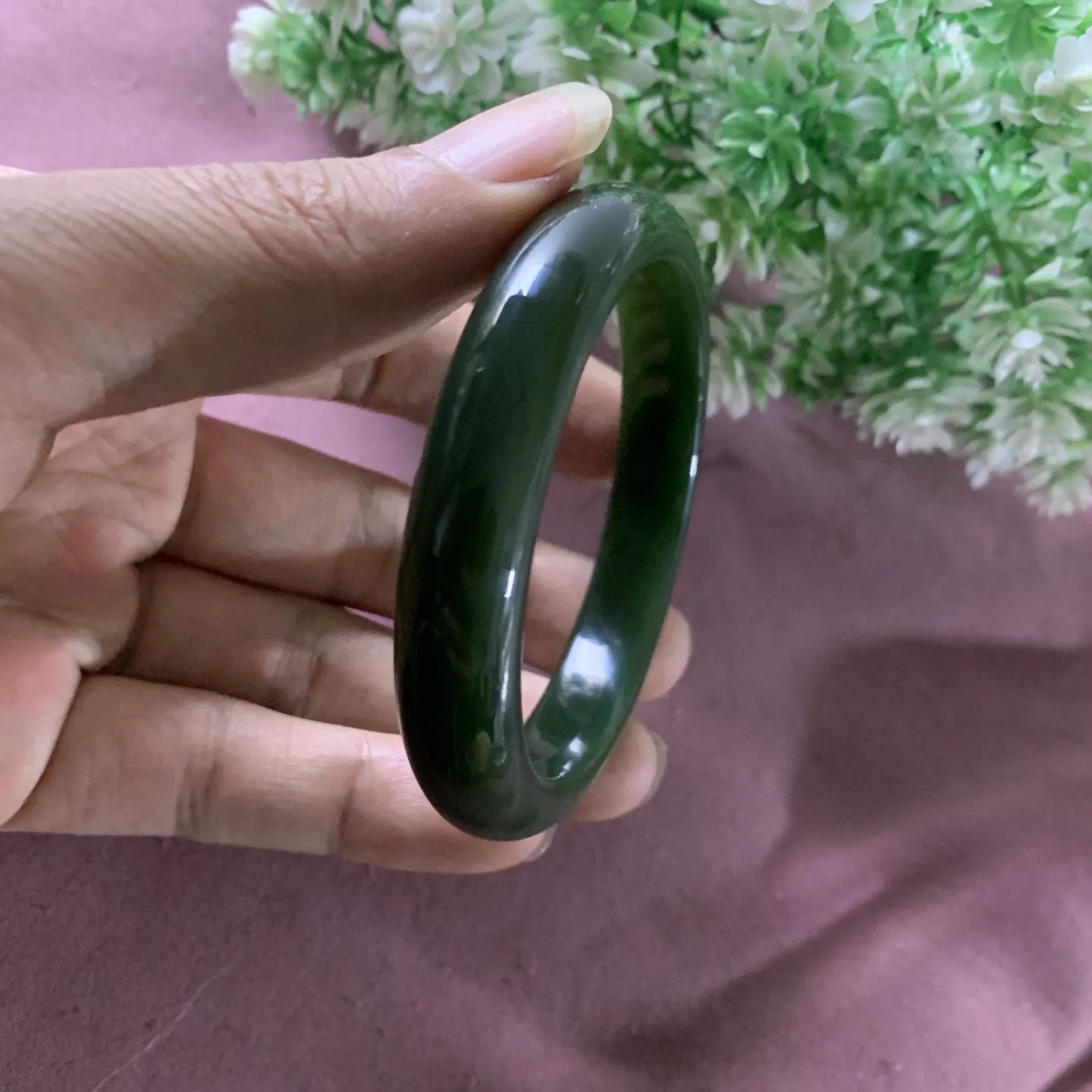 和田玉碧玉56圈口菠菜绿手镯！玉质细腻油润 底色纯净 无裂无杂 脂粉好，品质好。