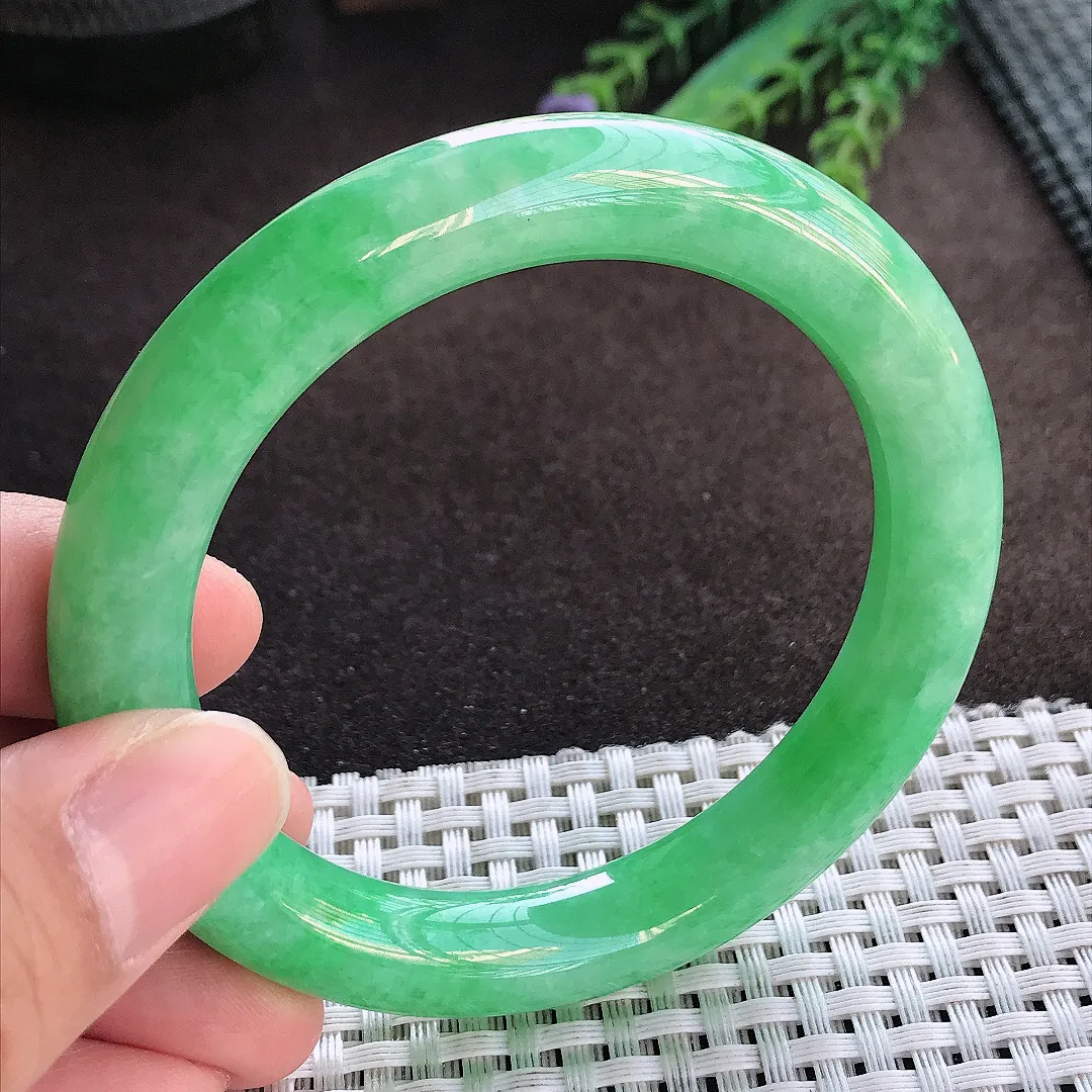 天然A货翡翠56/10.4/9.9老坑精美满绿阳绿圆条手镯玉手镯