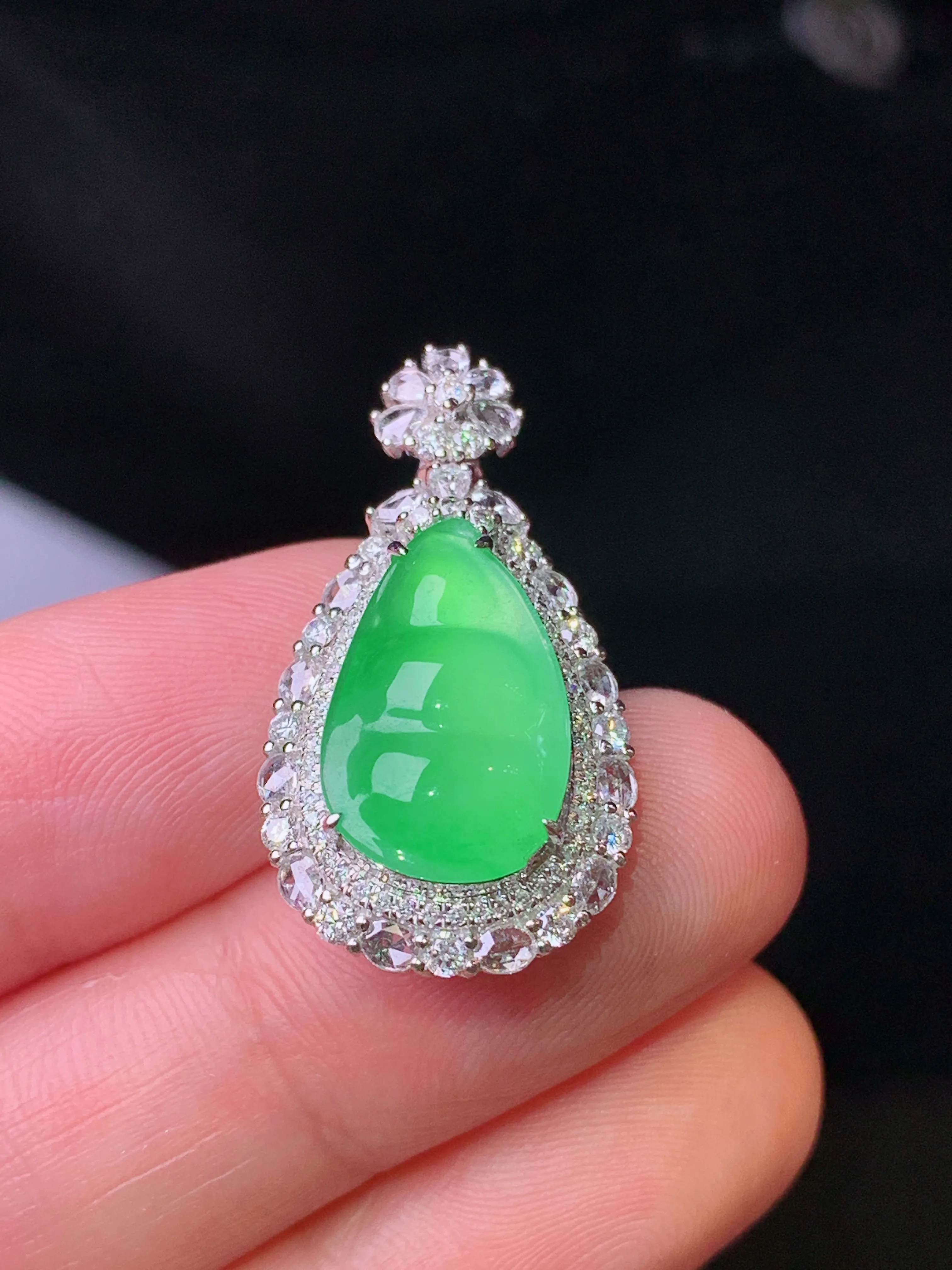 18k金钻镶嵌四季豆吊坠 玉质细腻 色泽艳丽清新 整体尺寸28.2*15*9.2