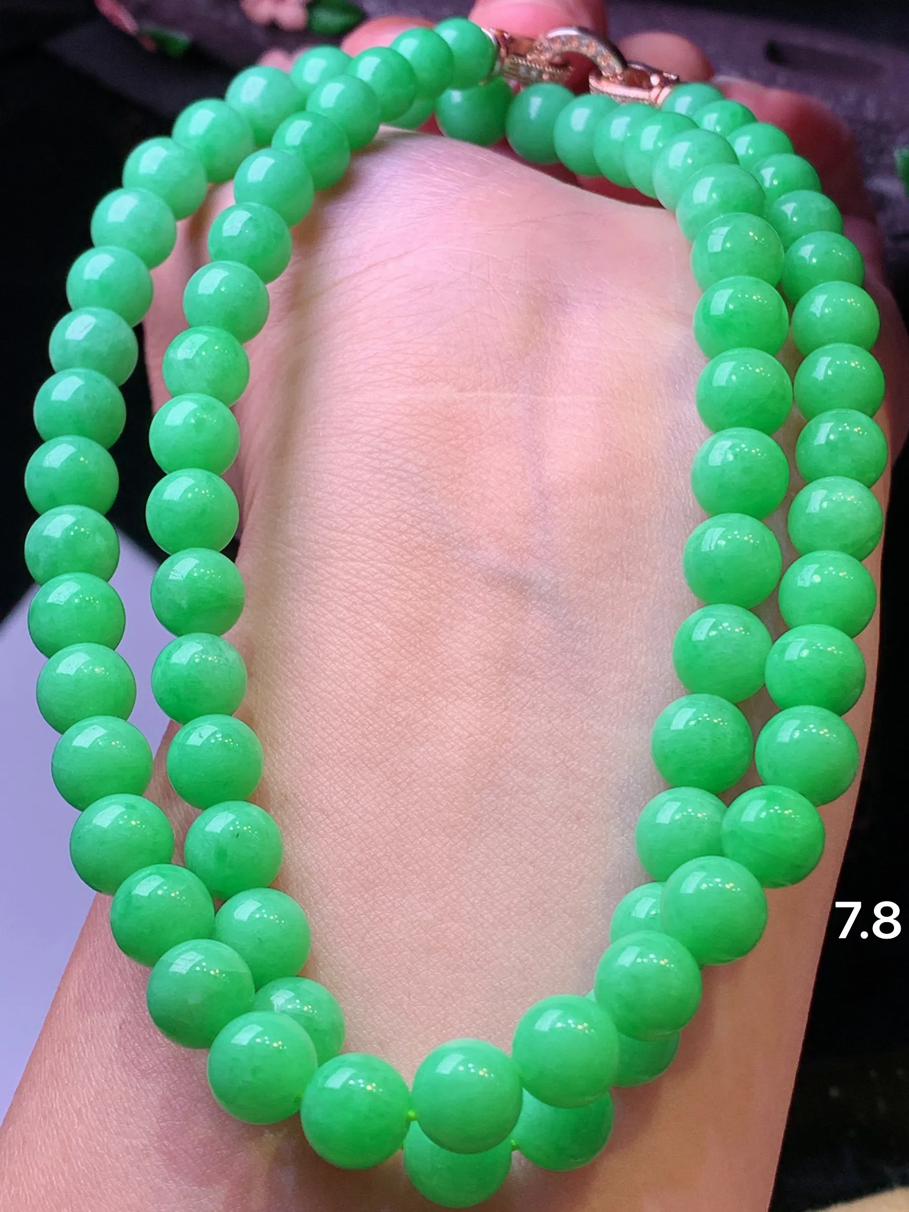 果绿圆珠项链 玉质细腻 色泽艳丽清新 整体尺寸7.8