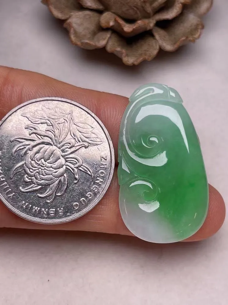 冰种飘绿【如意】吊坠，种水好，玉质细腻 ，卖相好.