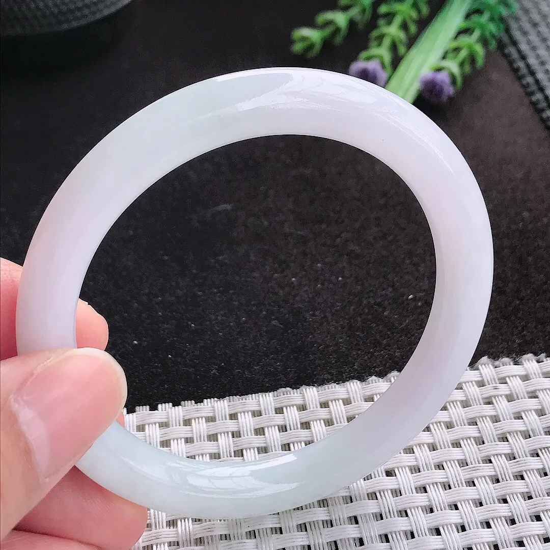 天然A货翡翠55.5/8.2/8.9老坑秀气冰润月光白圆条手镯玉手镯