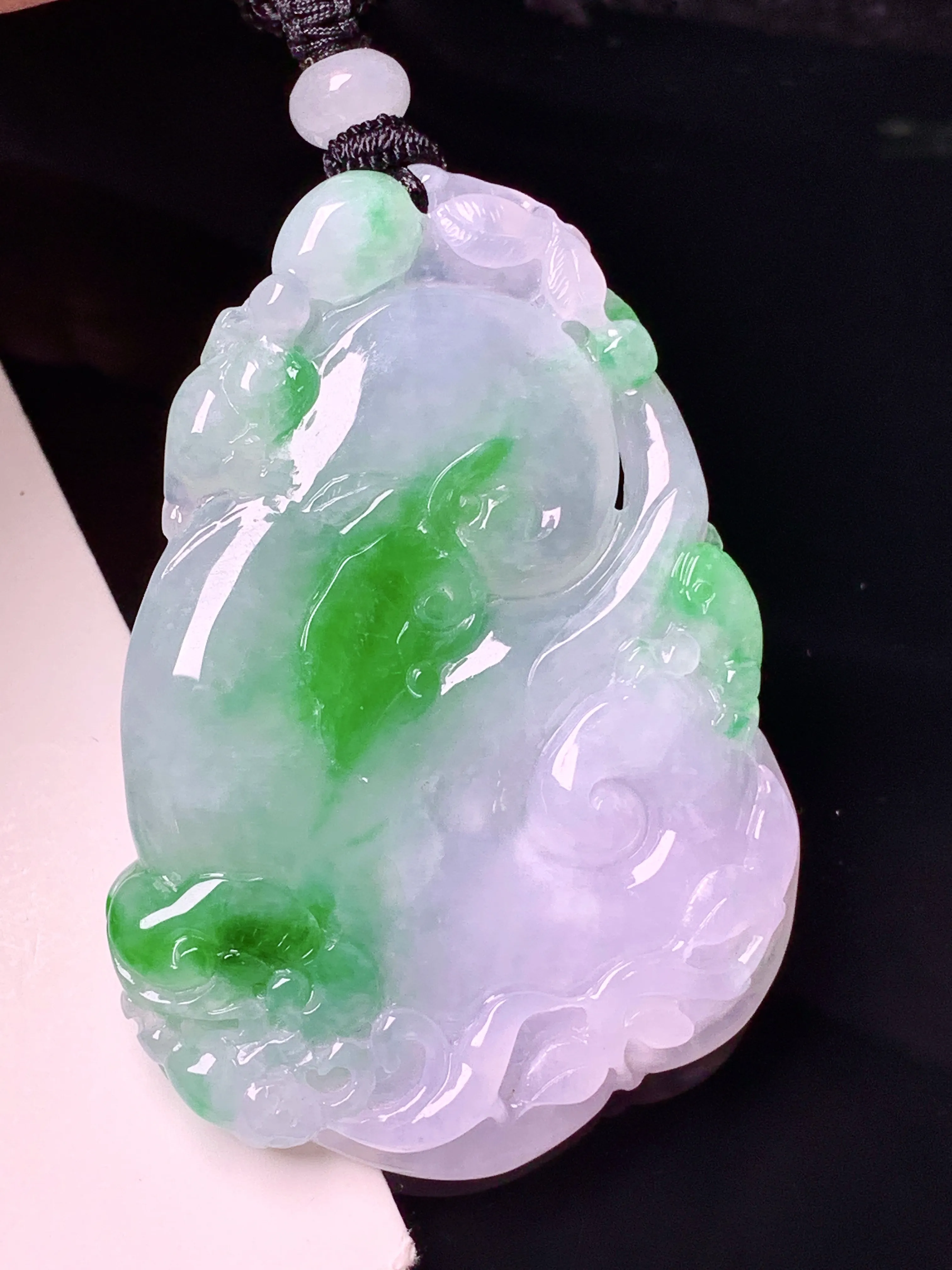 飘绿如意吊坠 玉质细腻 色泽艳丽清新 整体尺寸52.7*37.3*5.6