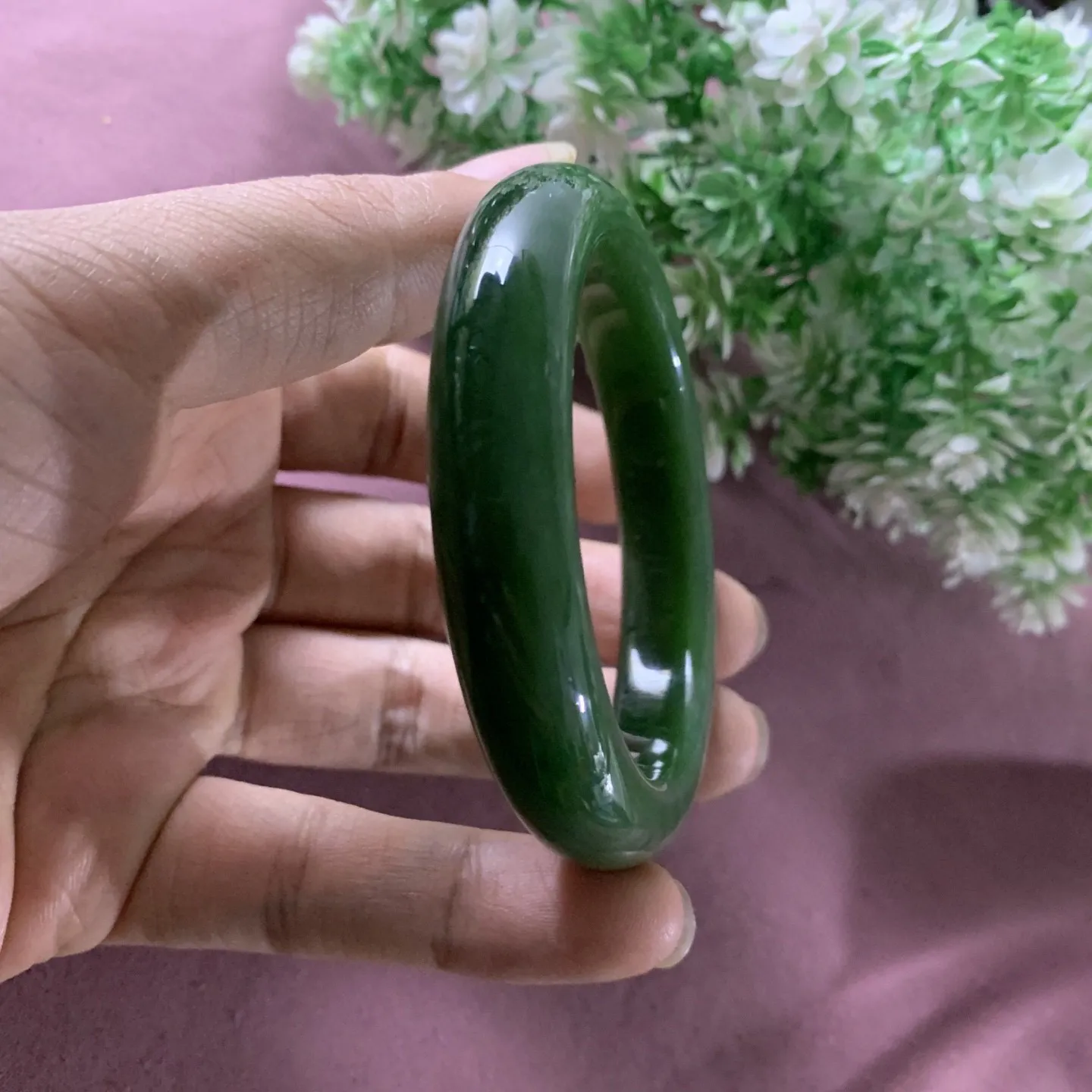 和田玉碧玉55.8圈口菠菜绿手镯！玉质细腻油润 底色纯净 无裂无杂 脂粉好，品质好