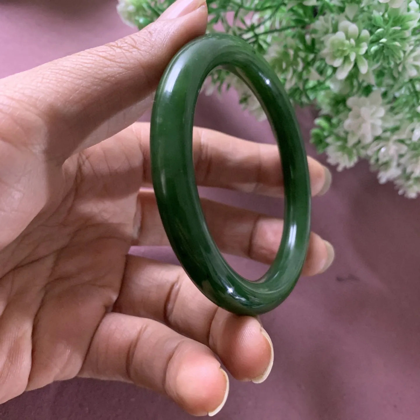 和田玉碧玉56圈口阳绿色圆条手镯，圈口56宽9.2玉质特细腻油润，高脂粉，高品质，萦绕腕间时，古韵不失时尚，素雅不失品味，细腻光滑的触感，使人沉醉，气质高雅。