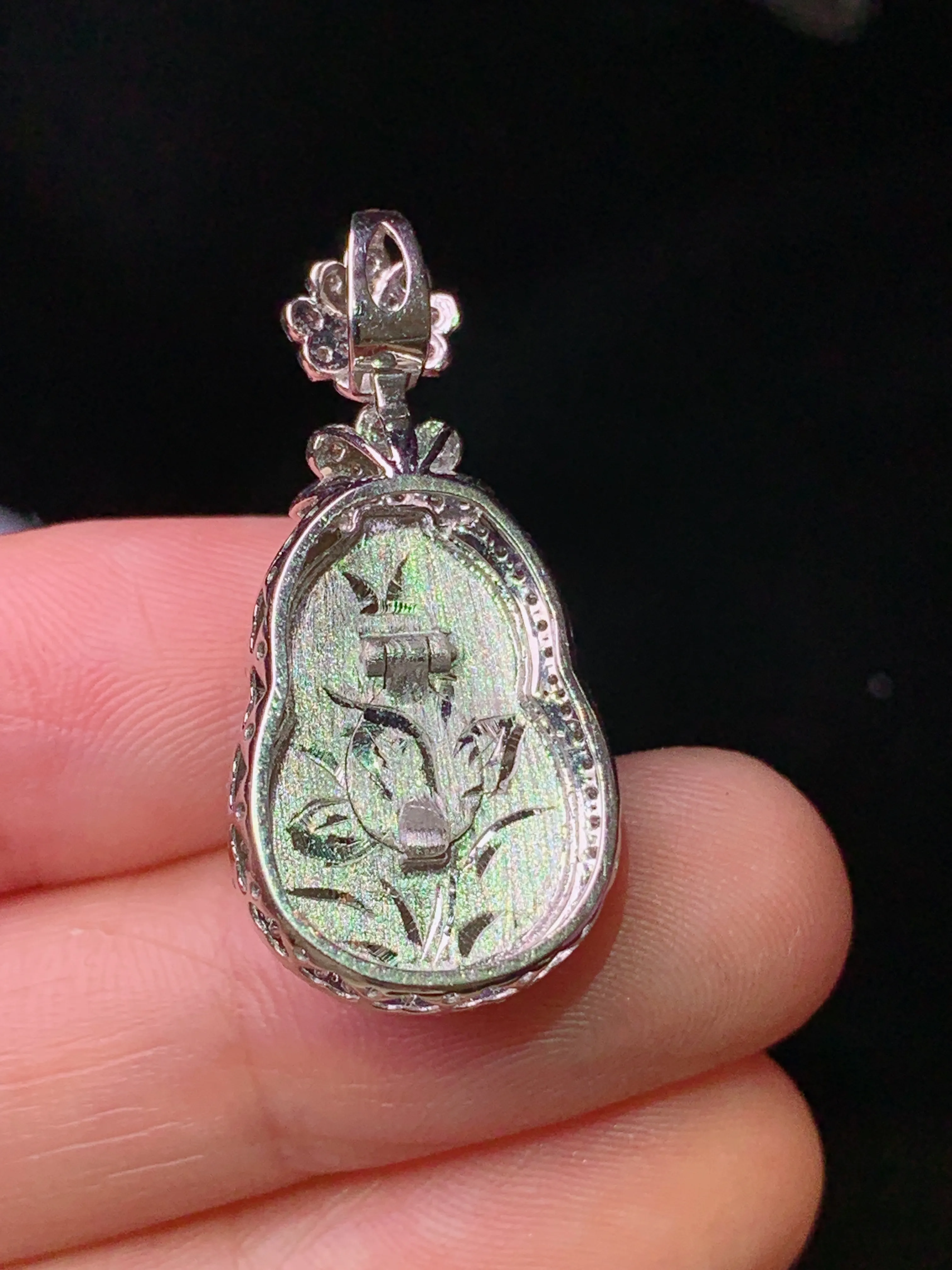 18k金钻镶嵌翠绿葫芦吊坠 玉质细腻 色泽艳丽清新 整体尺寸30.3*14.2*9.5