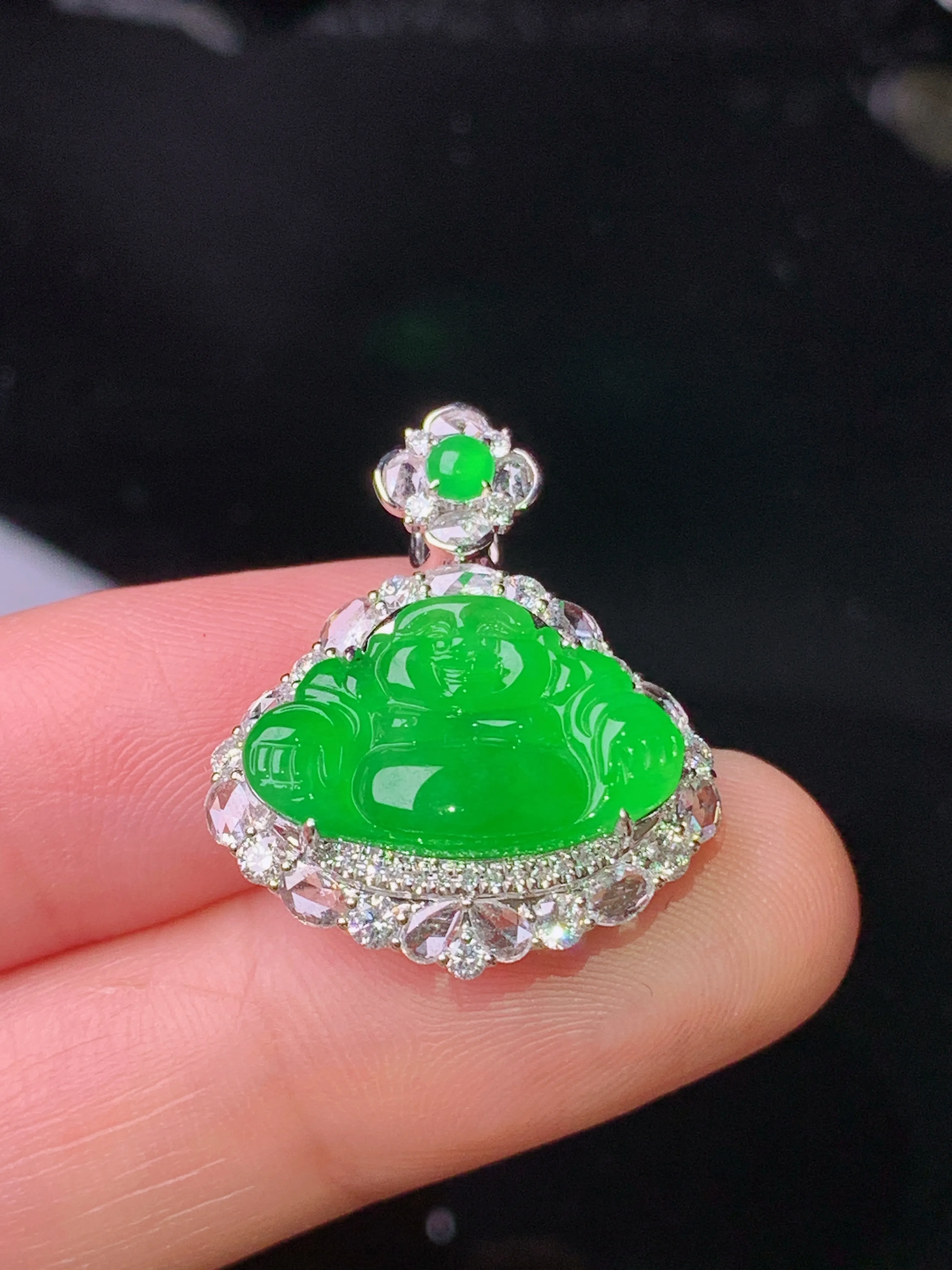 18k金钻镶嵌满绿佛公吊坠 玉质细腻 色泽艳丽清新 整体尺寸24.8*20.2*9.3