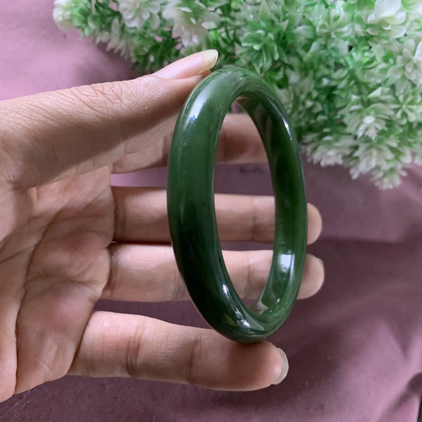 和田玉碧玉54圈口菠菜绿手镯！圈口54宽11.6重39.9克，玉质细腻油润 底色纯净 无裂无杂 脂粉好，品质好。