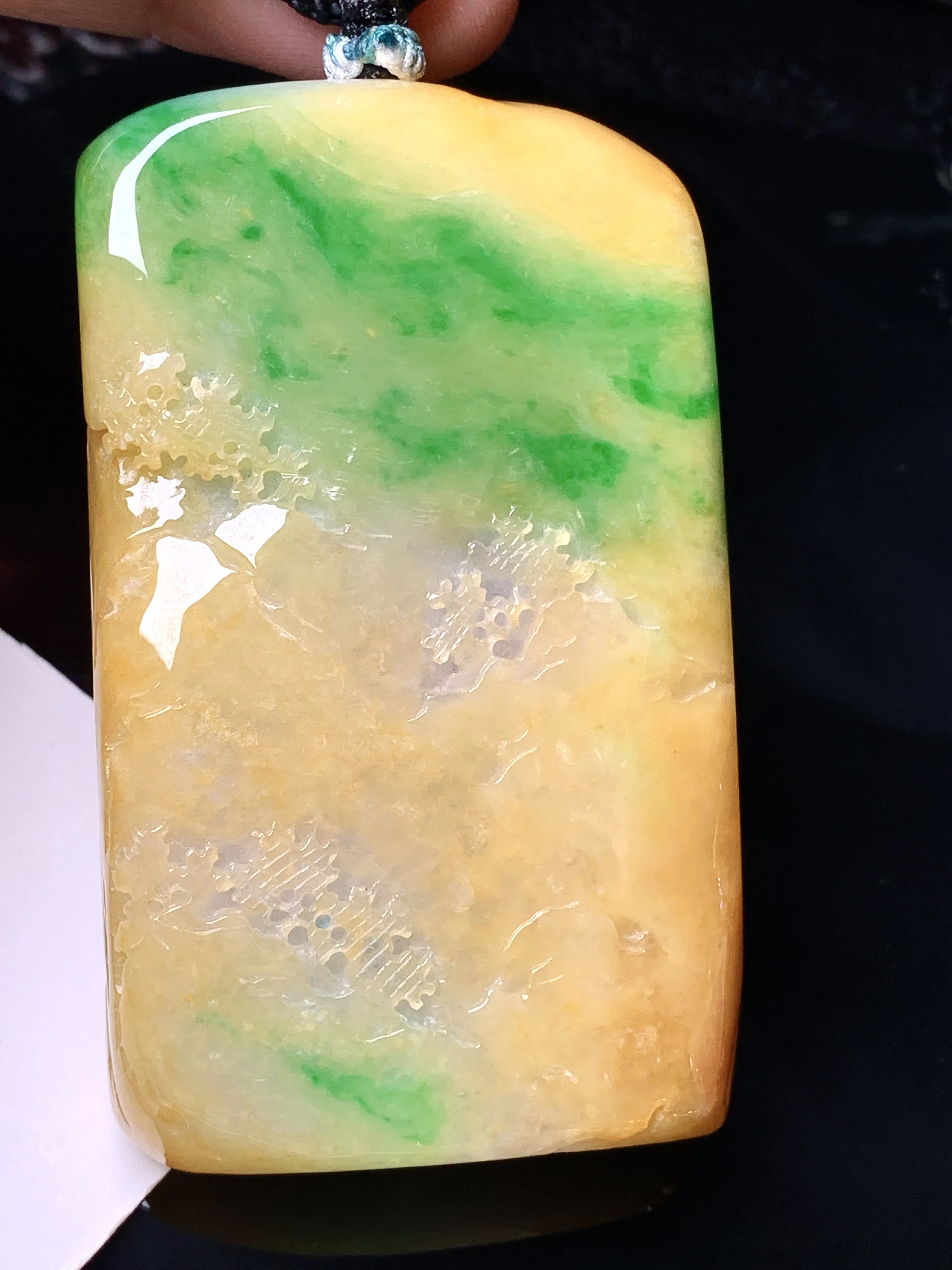 飘黄绿山水财神吊坠 玉质细腻 色泽艳丽清新 整体尺寸67.8*40.3*12.8