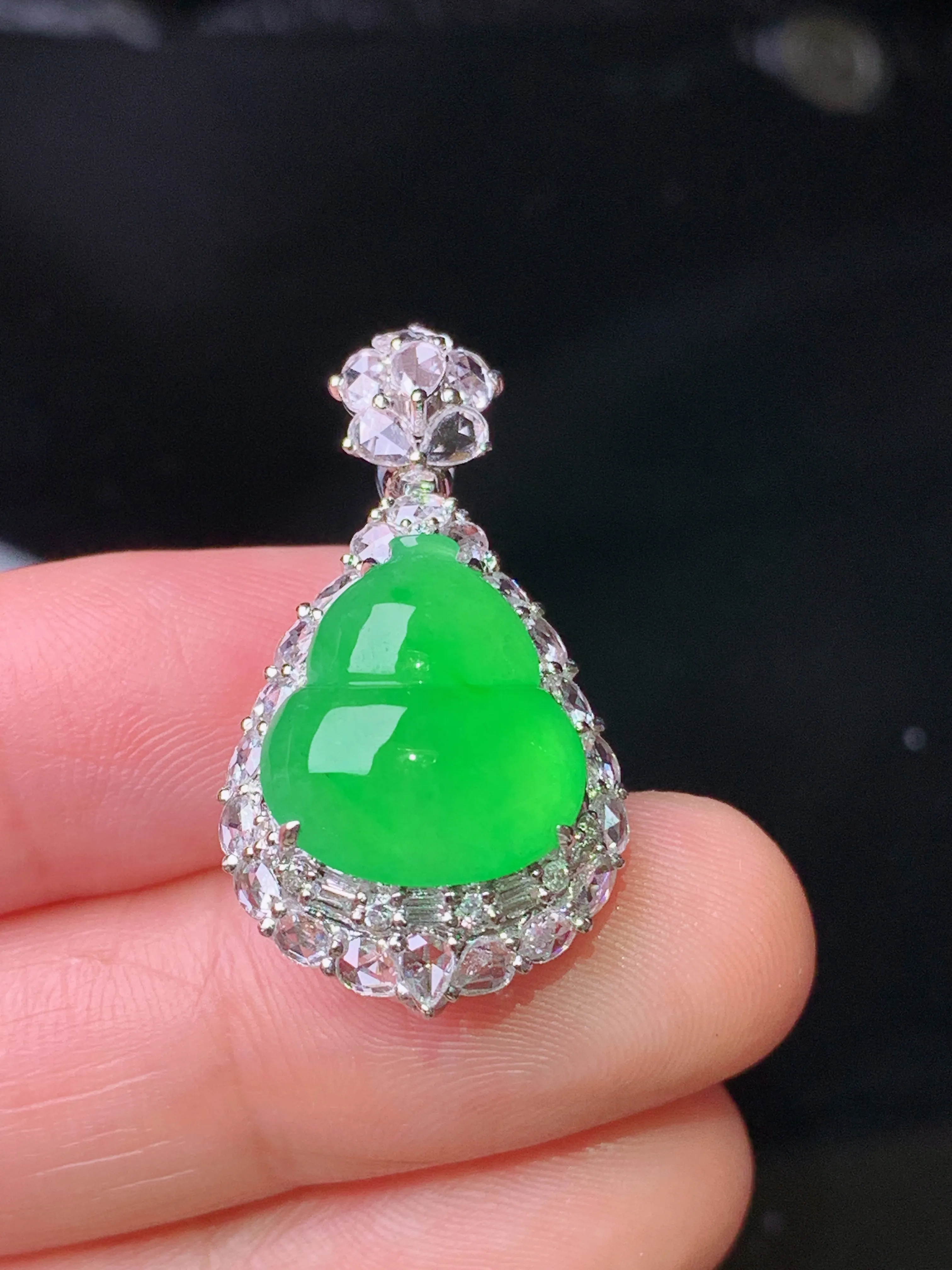 18k金钻镶嵌满绿葫芦吊坠 玉质细腻 色泽艳丽清新 整体尺寸30.2*16.2*11.7