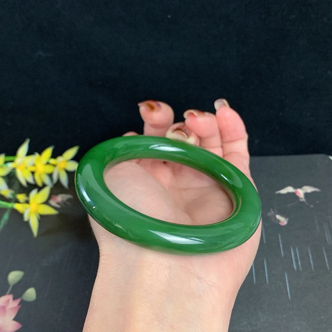 珍藏品，和田玉55圈口鲜菠菜绿肥圆条碧玉手镯！圈玉质细腻油润 底色纯净 无裂无棉 脂粉好，品质高