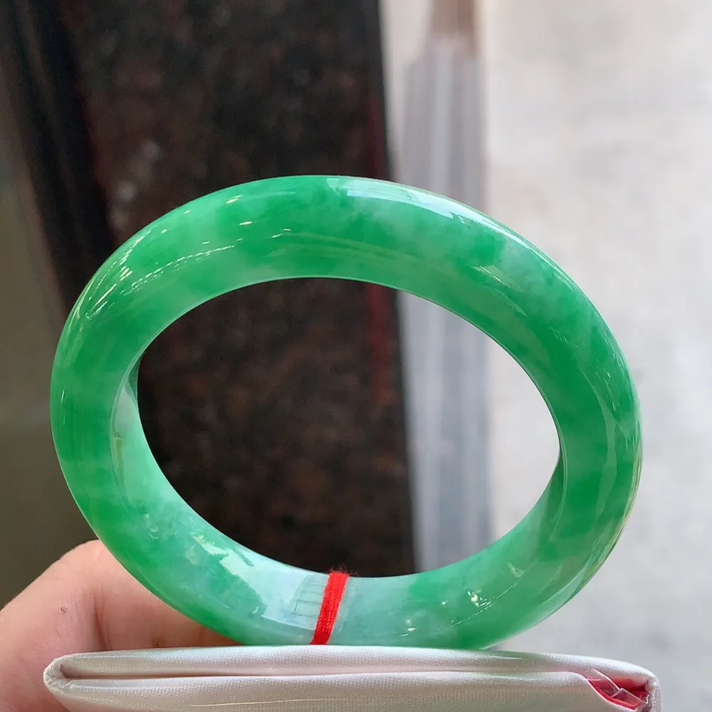 正圈满绿 无瑕 尺寸:54.6/12.2/9.9 满色