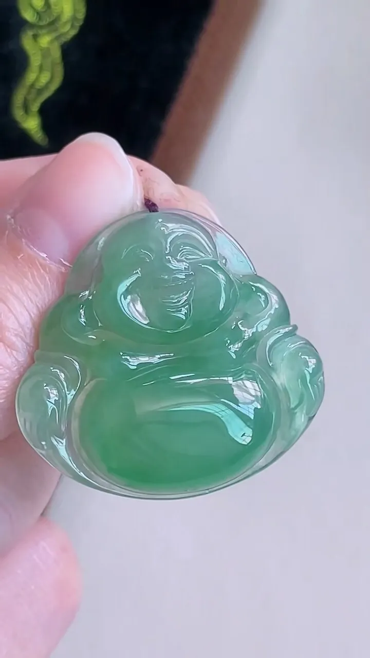 【翡翠名称】老种冰晴绿大佛公翡翠吊坠
【翡翠尺寸】30/32.4/5.4mm
【翡翠描述】宝贝种老水足，玉质细腻，色泽靓丽，性价比高，佩戴效果好！
【其它赠送】权威证书/精美挂绳盒子/支持全国复检