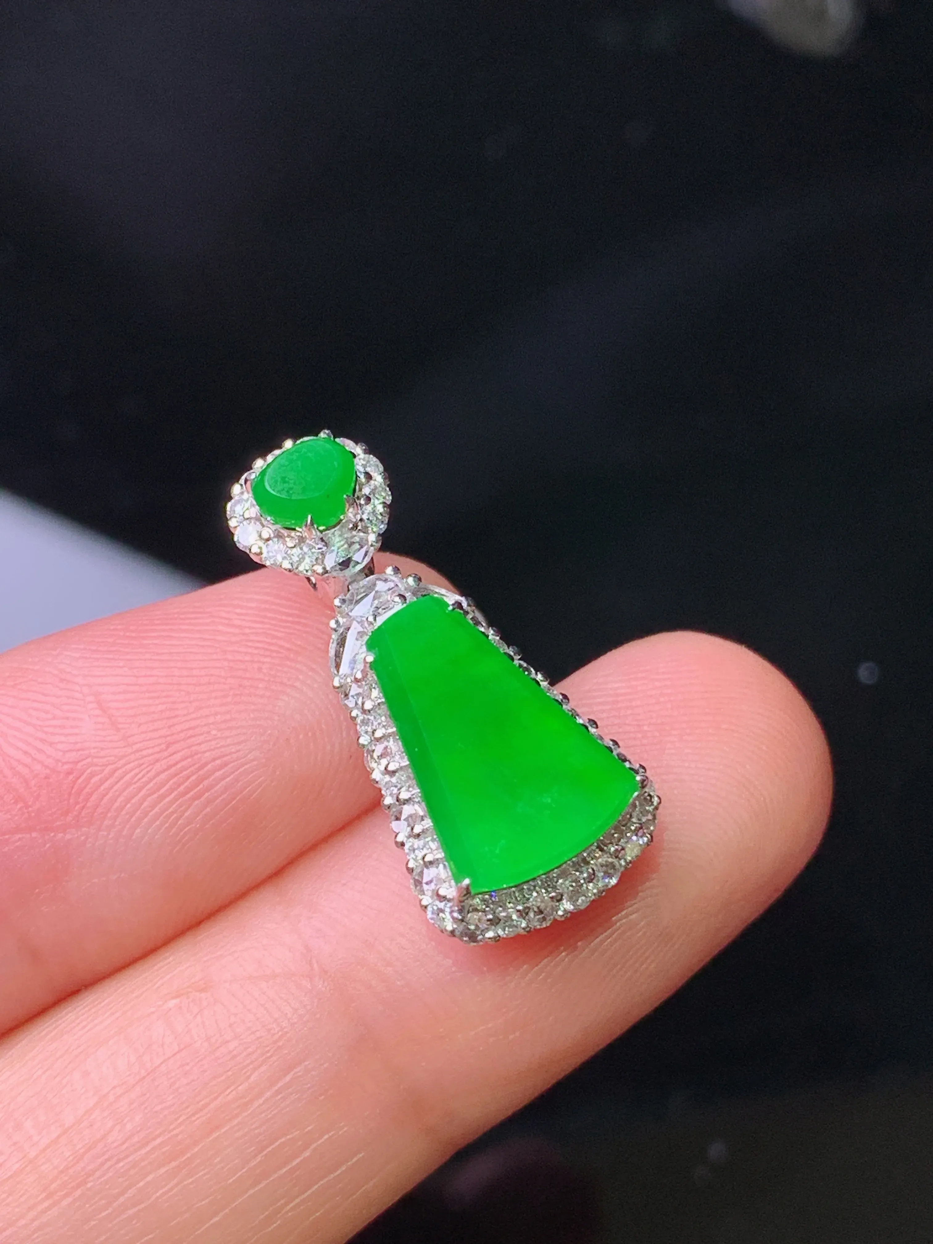 18k金钻镶嵌满绿无事牌吊坠 玉质细腻 色泽艳丽清新 整体尺寸22.8*10.6*7.2