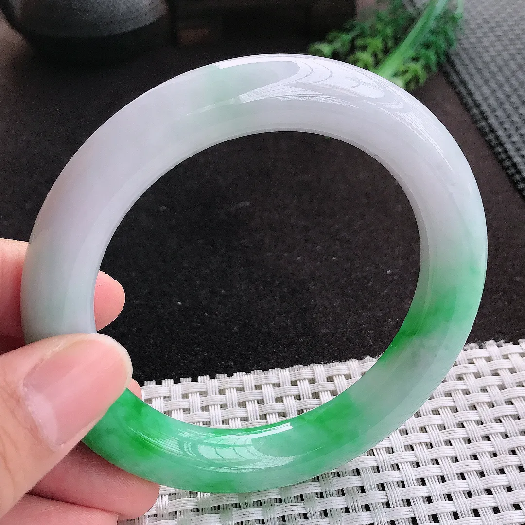 天然A货翡翠61/12.2老坑精美温润大圈口飘阳绿圆条手镯玉手镯