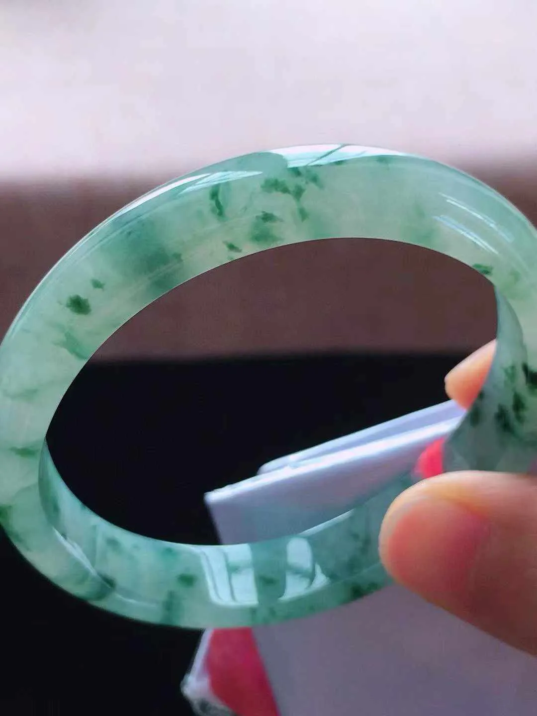 【翡翠名称】冰飘花54.5圈口贵妃翡翠手镯
【翡翠尺寸】54.5*47*11*6.2mm适合52-53正圈口佩戴
【翡翠描述】缅甸天然翡翠A货，种老水足，玉质细腻，色泽靓丽，性价比高，佩戴效果好！