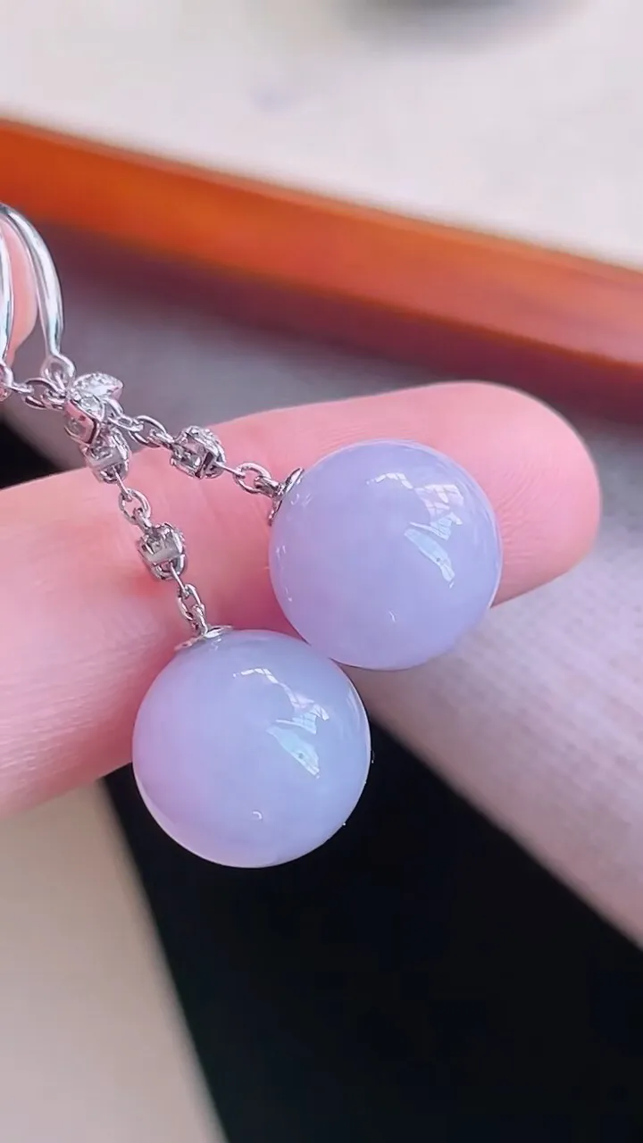 【翡翠名称】18K金镶钻冰紫转运珠耳坠
【翡翠尺寸】裸石平均11mm/颗
【翡翠描述】宝贝种老水足，玉质细腻，色泽靓丽，性价比高，佩戴效果好！
【其它赠送】权威证书/精美挂绳盒子/支持全国复检