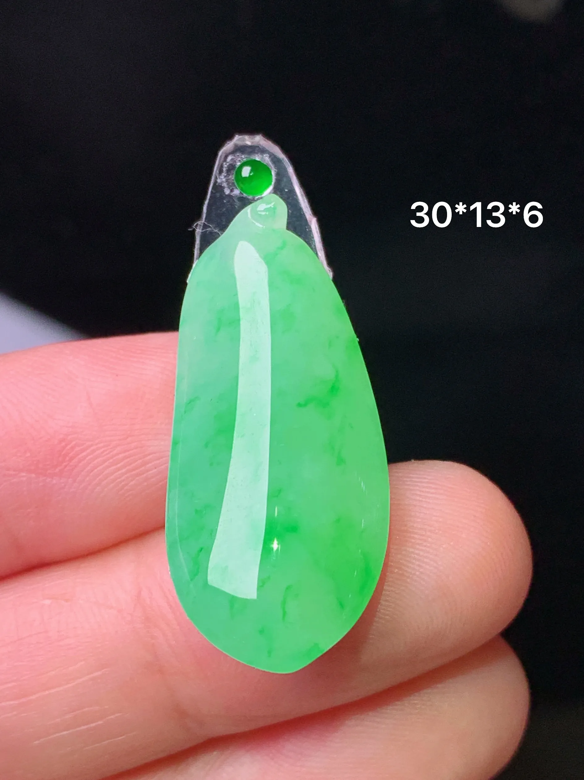 翠绿福瓜吊坠 玉质细腻 色泽艳丽清新 整体尺寸30*13*6