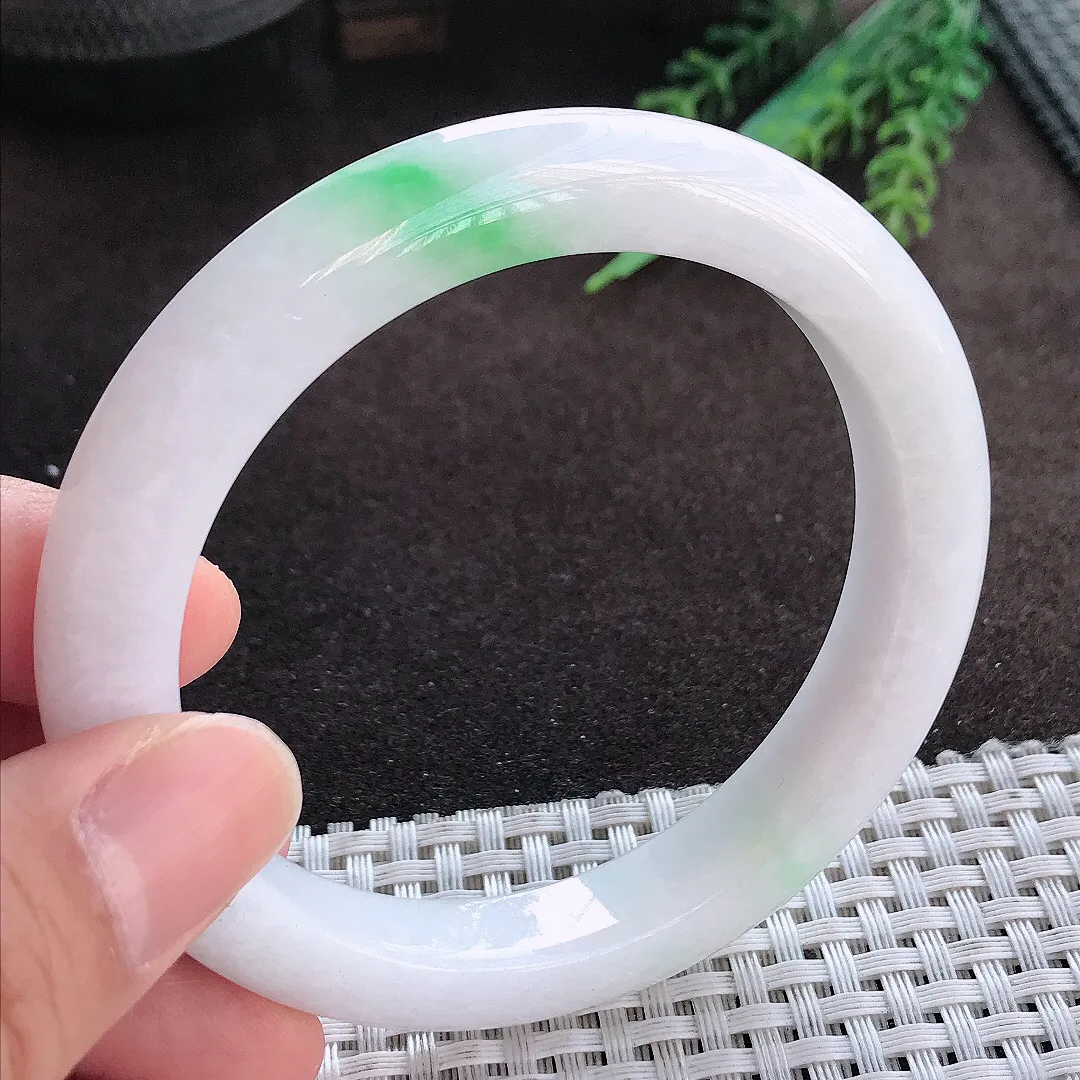 天然A货翡翠59.5/10.3/9.2老坑精美温润飘绿手镯宽边玉手镯