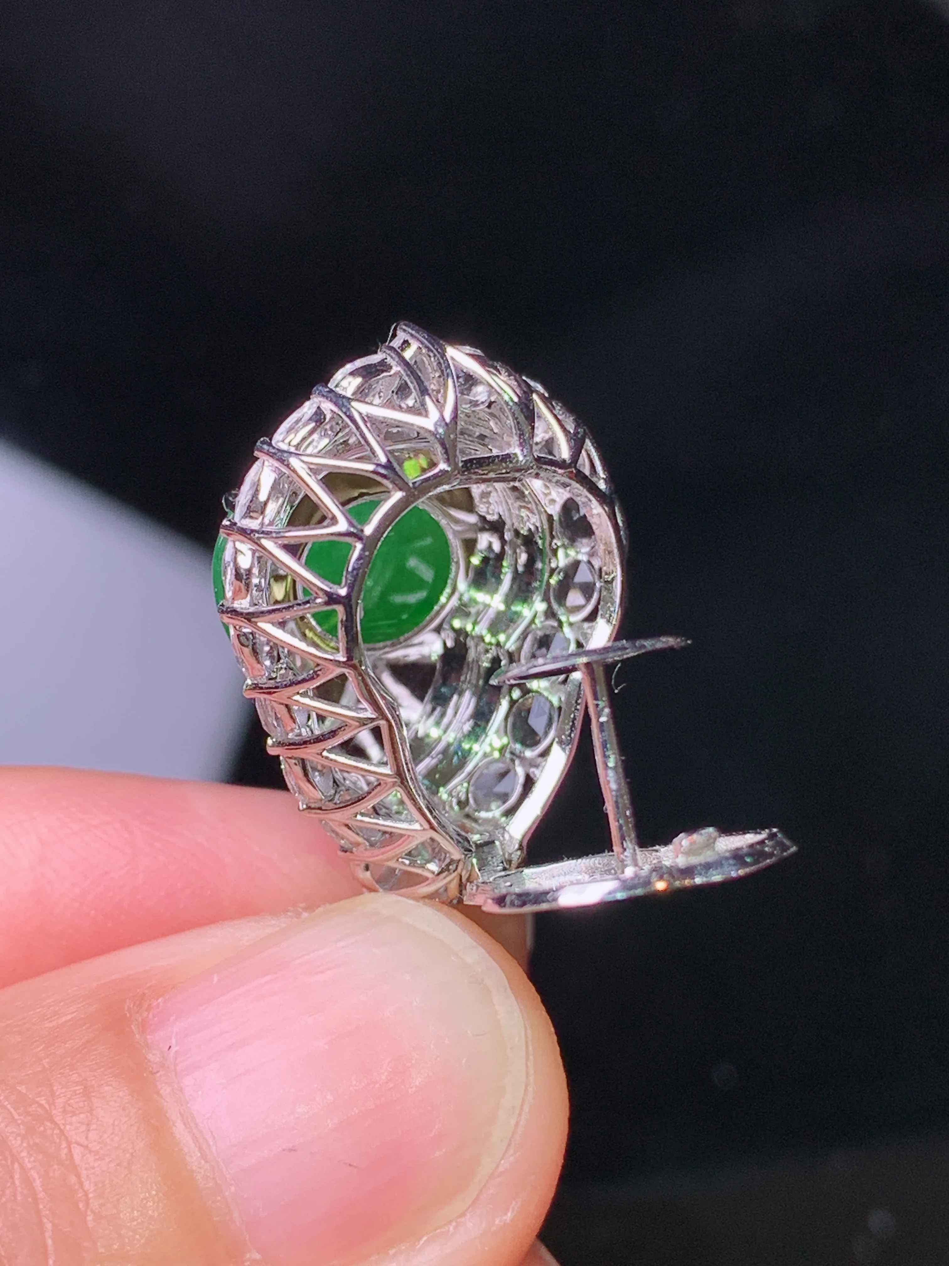 18k金钻镶嵌满绿葫芦吊坠 玉质细腻 色泽艳丽清新 整体尺寸30.2*16.2*11.7