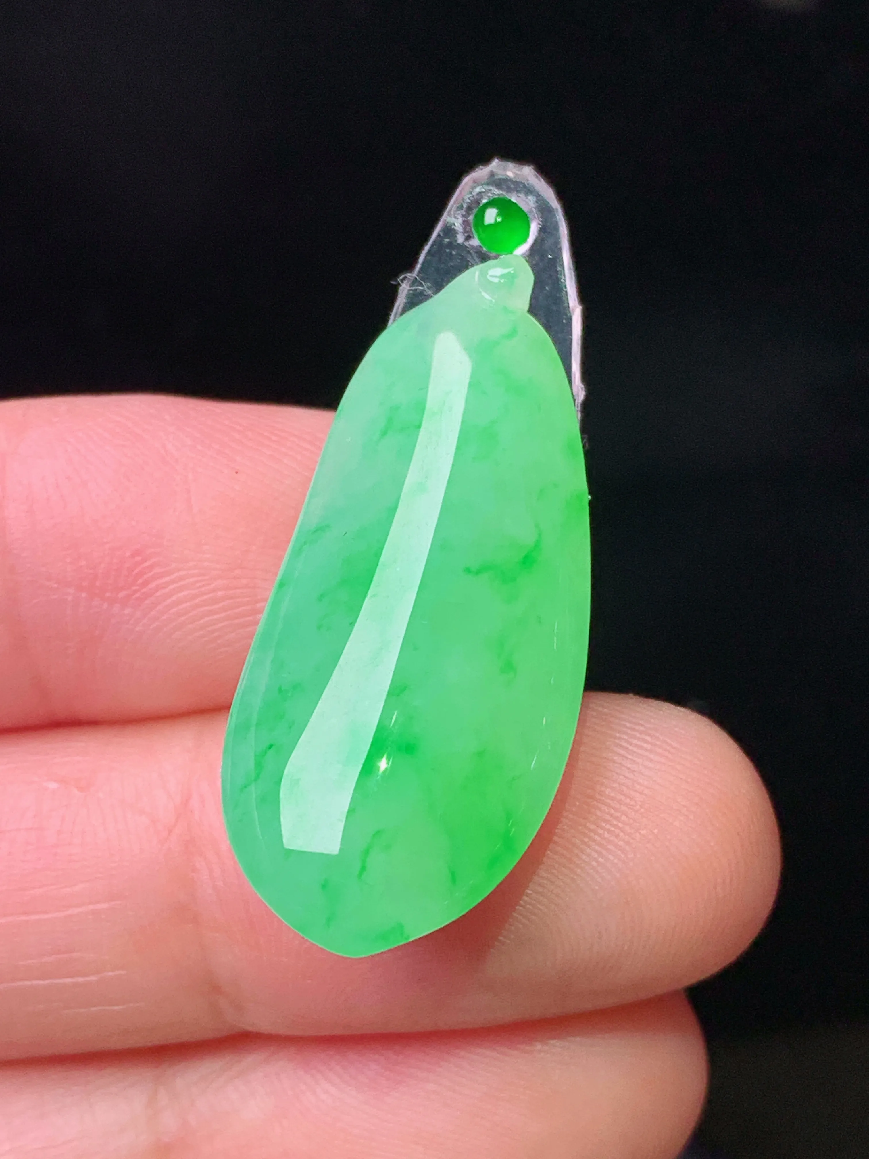 翠绿福瓜吊坠 玉质细腻 色泽艳丽清新 整体尺寸30*13*6