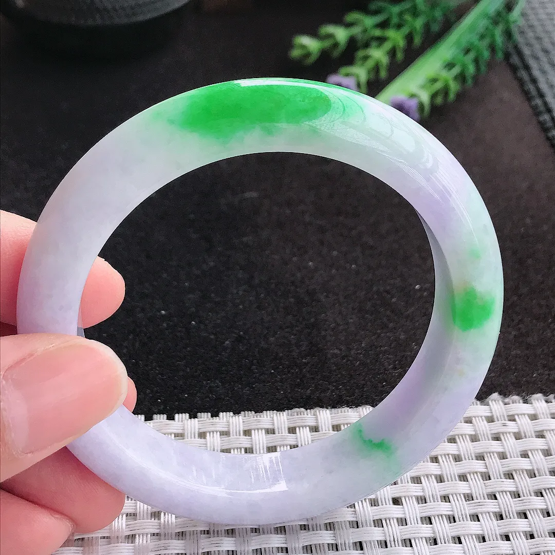 天然A货翡翠56.3/12.2/9.1老坑精美辣阳绿春带彩手镯宽边玉手镯