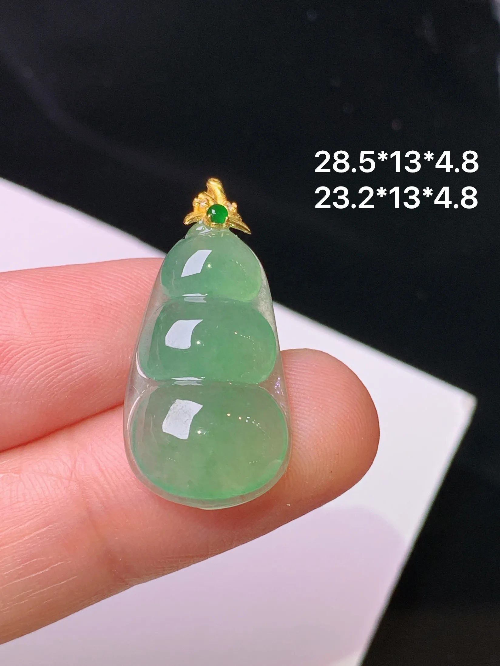 18k金镶嵌晴绿四季豆吊坠 玉质细腻 色泽艳丽清新 整体尺寸28.5*13*4.8