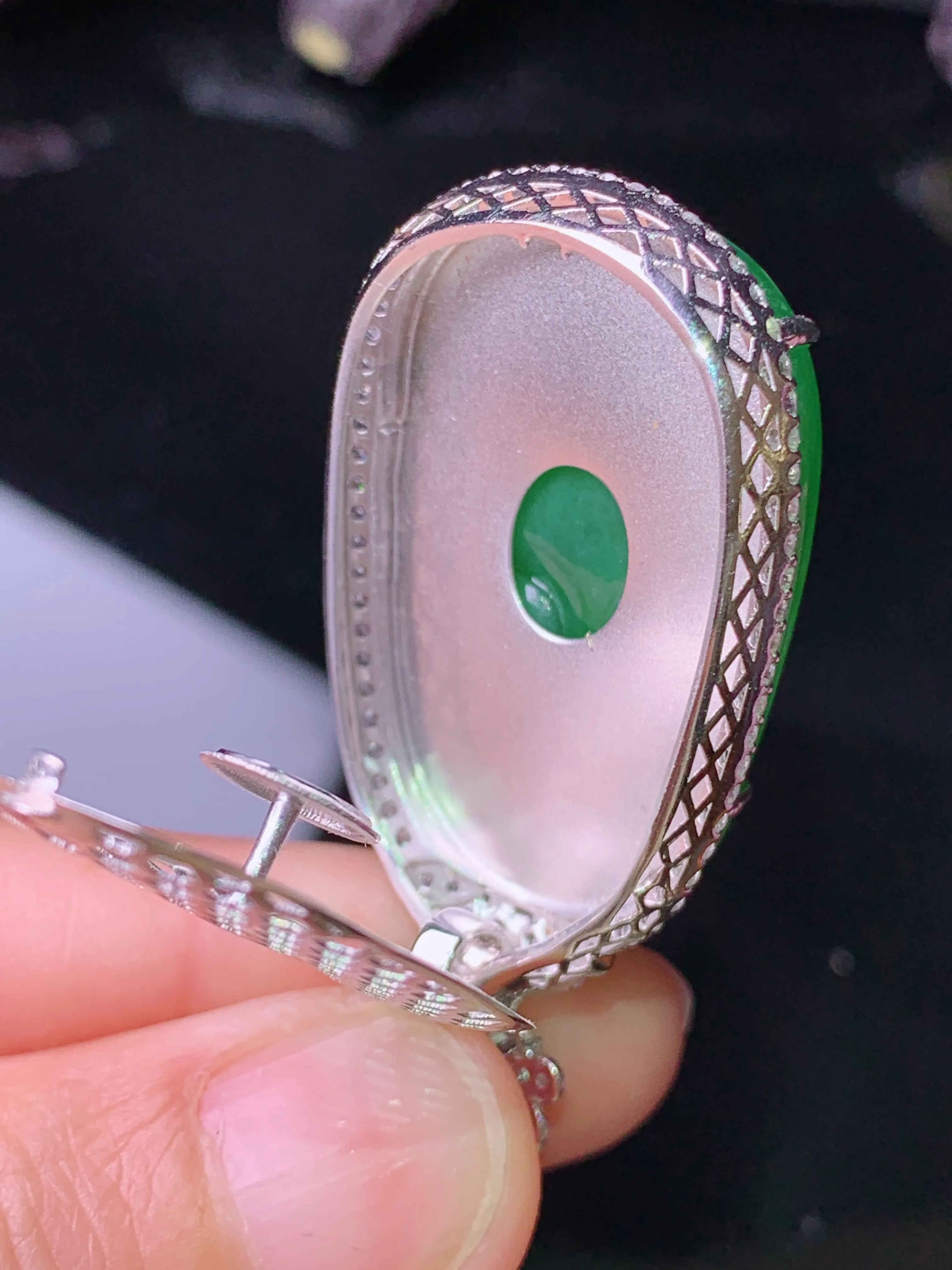 18k金钻镶嵌翠绿如意吊坠 玉质细腻 色泽艳丽清新 整体尺寸45.2*23*11.2