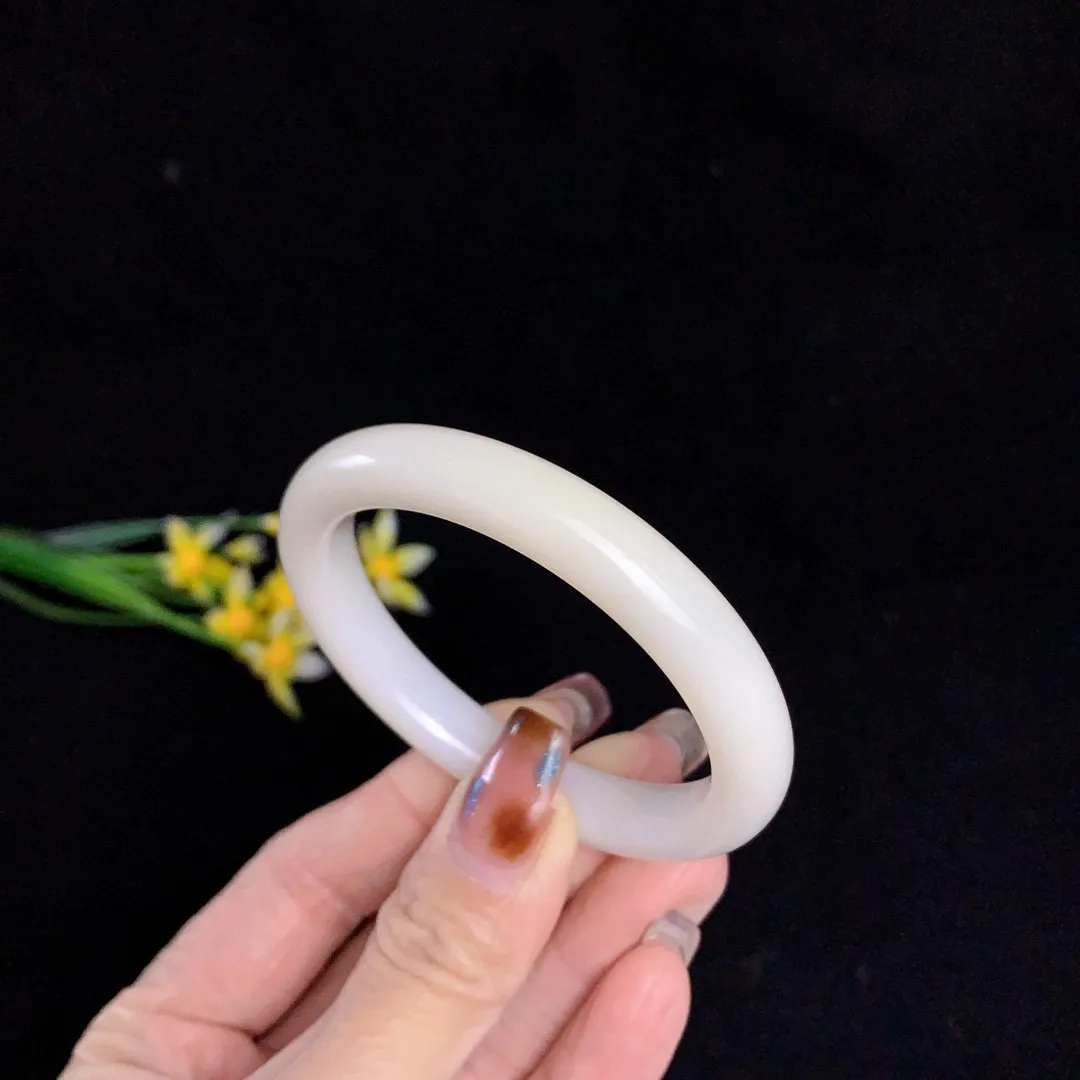 和田玉51圈口白玉手镯！玉质细腻油润 底色纯净 无裂无杂 脂粉好，品质好。