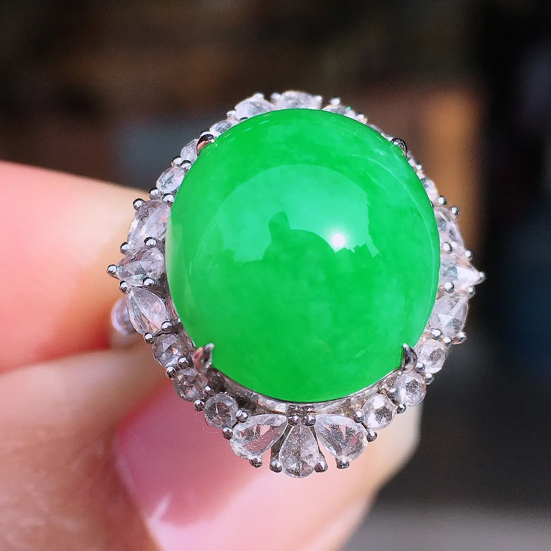 阳绿蛋面戒指，色泽均匀艳丽，玉质细腻，荧光感超
强，饱满圆润，尽显优雅气质，18k
金豪华镶嵌