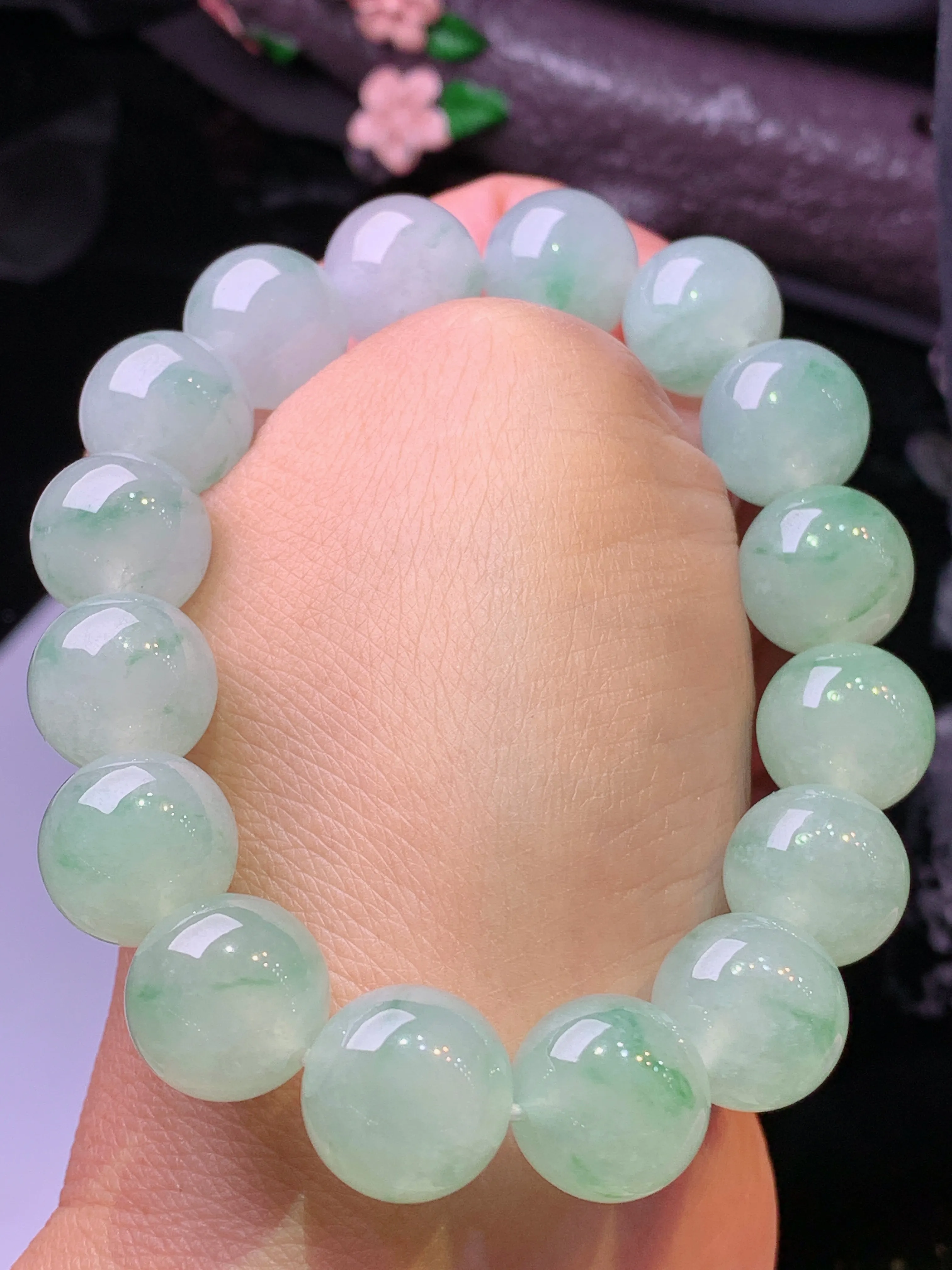 飘绿圆珠手链 玉质细腻 色泽艳丽清新 整体尺寸12.3