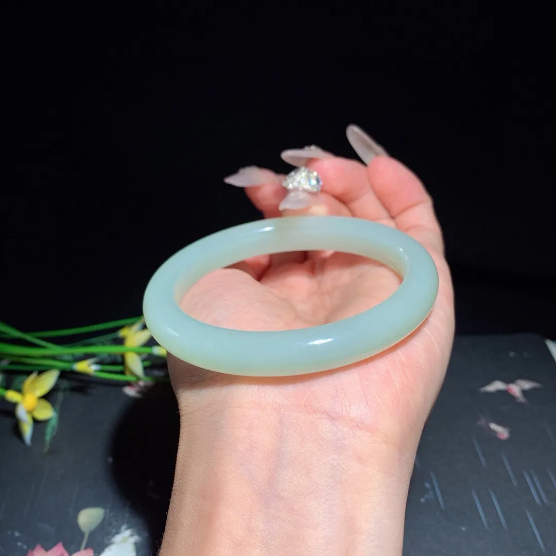 和田玉57圈口且末蓝手镯！玉质细腻油润 底色纯净 无裂无杂 脂粉好，品质高