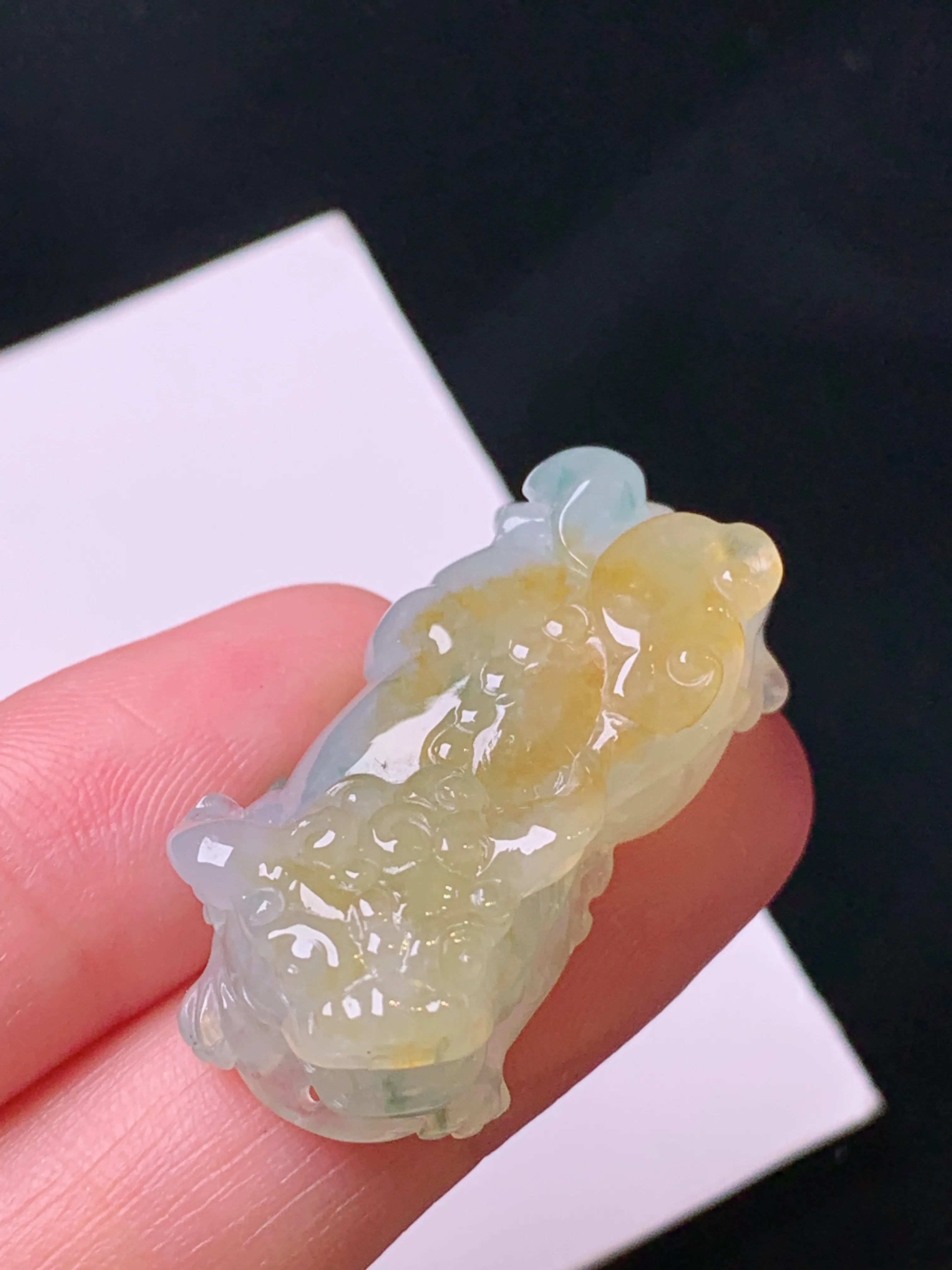 飘黄翡貔貅吊坠 玉质细腻 色泽艳丽清新 整体尺寸33*15.7*11.2