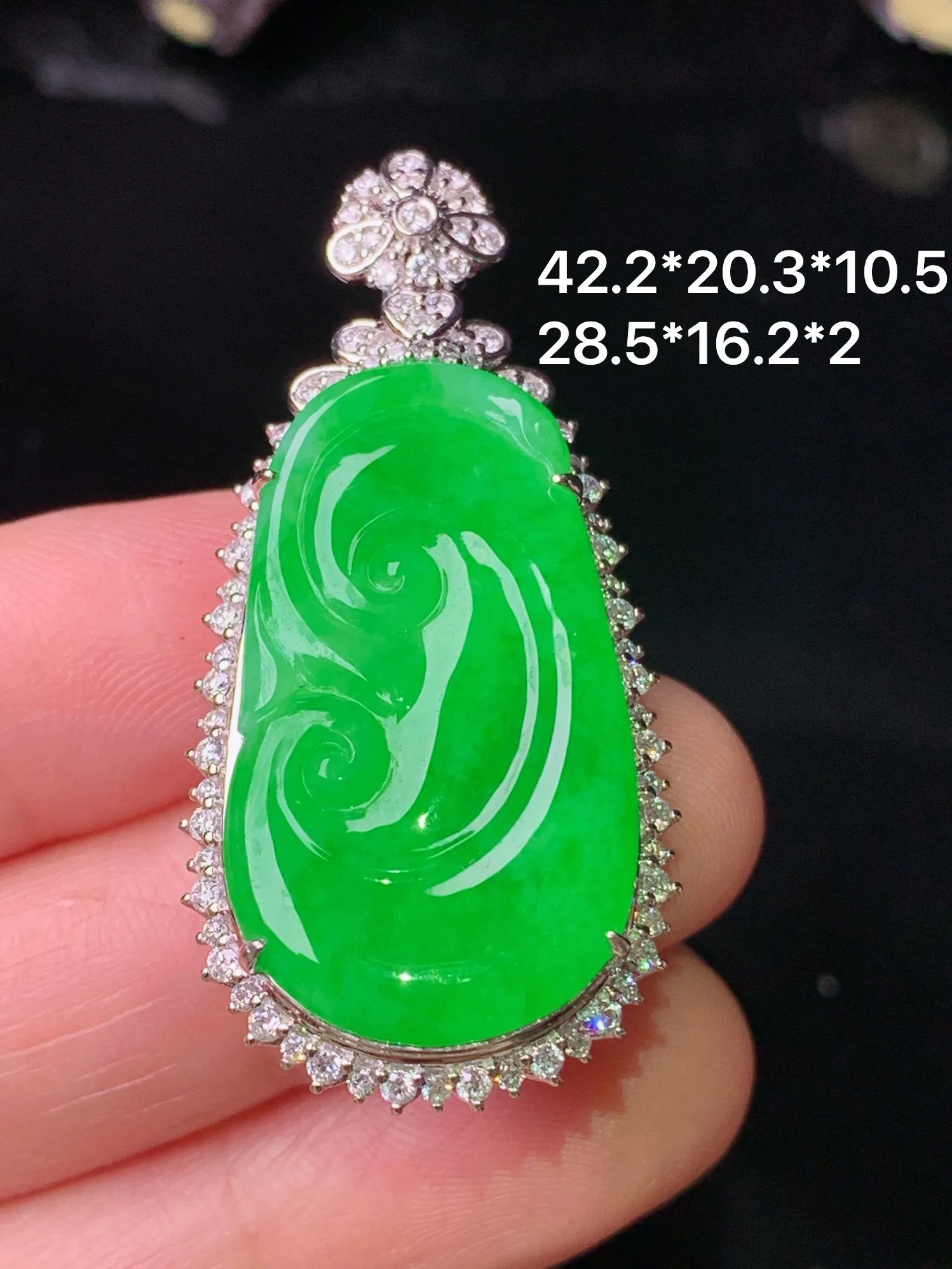 18k金钻镶嵌满绿如意吊坠 玉质细腻 色泽艳丽清新 整体尺寸42.2*20.3*10.5