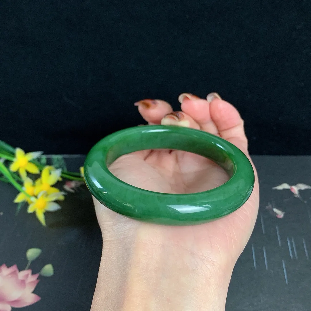 和田玉56圈口菠菜绿碧玉手镯！玉质细腻油润 底色纯净 无裂无黑 脂粉好，品质高