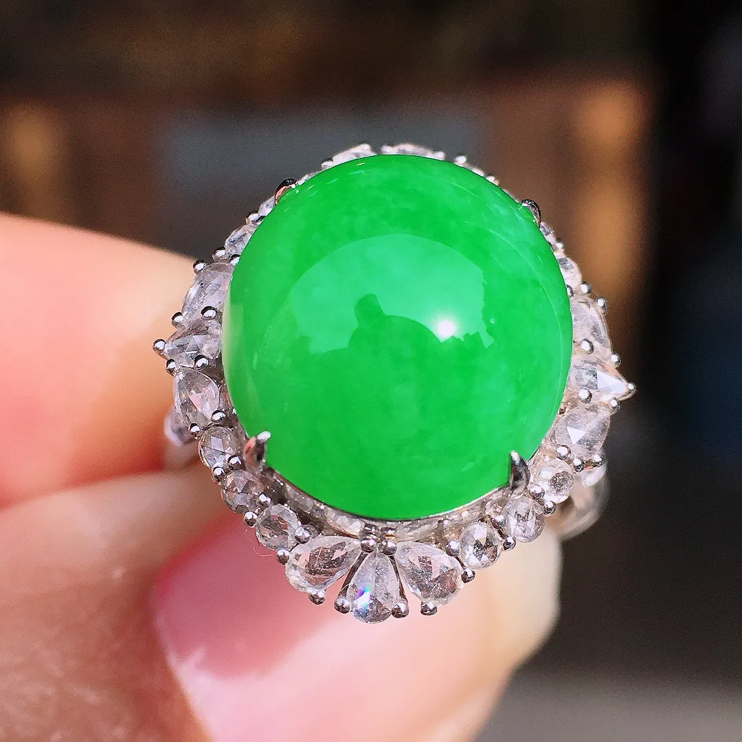 阳绿蛋面戒指，色泽均匀艳丽，玉质细腻，荧光感超
强，饱满圆润，尽显优雅气质，18k
金豪华镶嵌