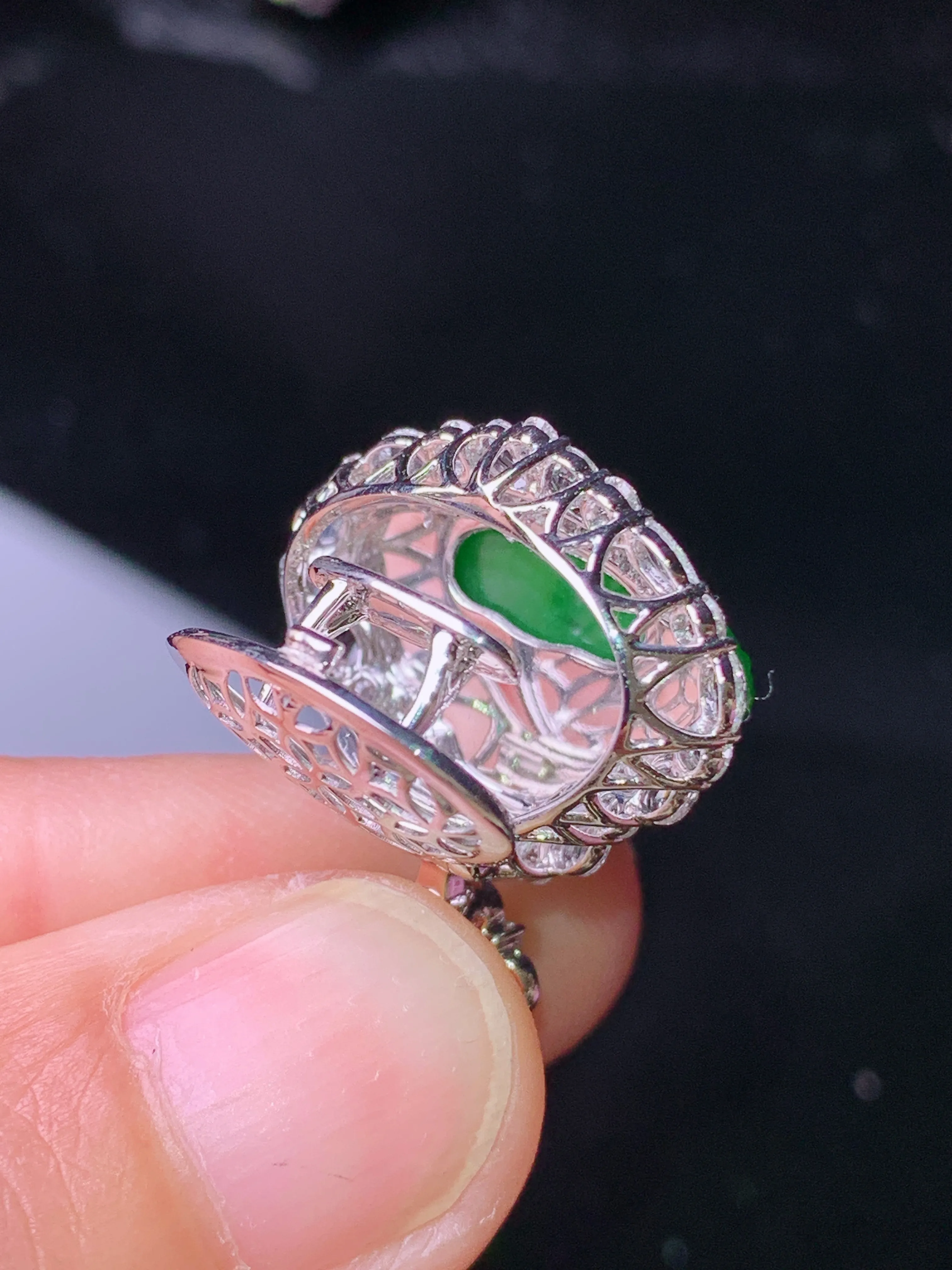 18k金钻镶嵌满绿佛公吊坠 玉质细腻 色泽艳丽清新 整体尺寸24.8*20.2*9.3