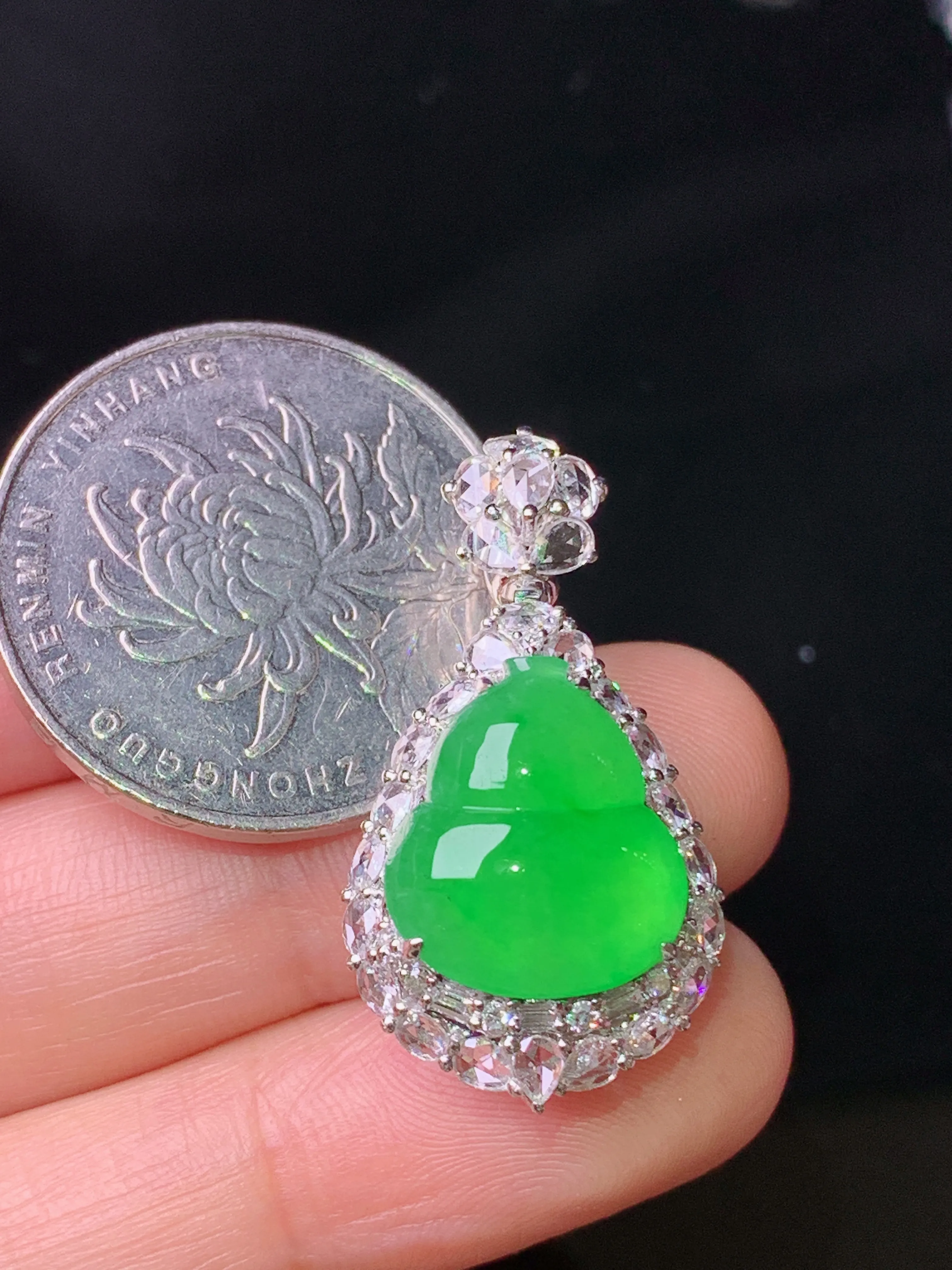 18k金钻镶嵌满绿葫芦吊坠 玉质细腻 色泽艳丽清新 整体尺寸30.2*16.2*11.7