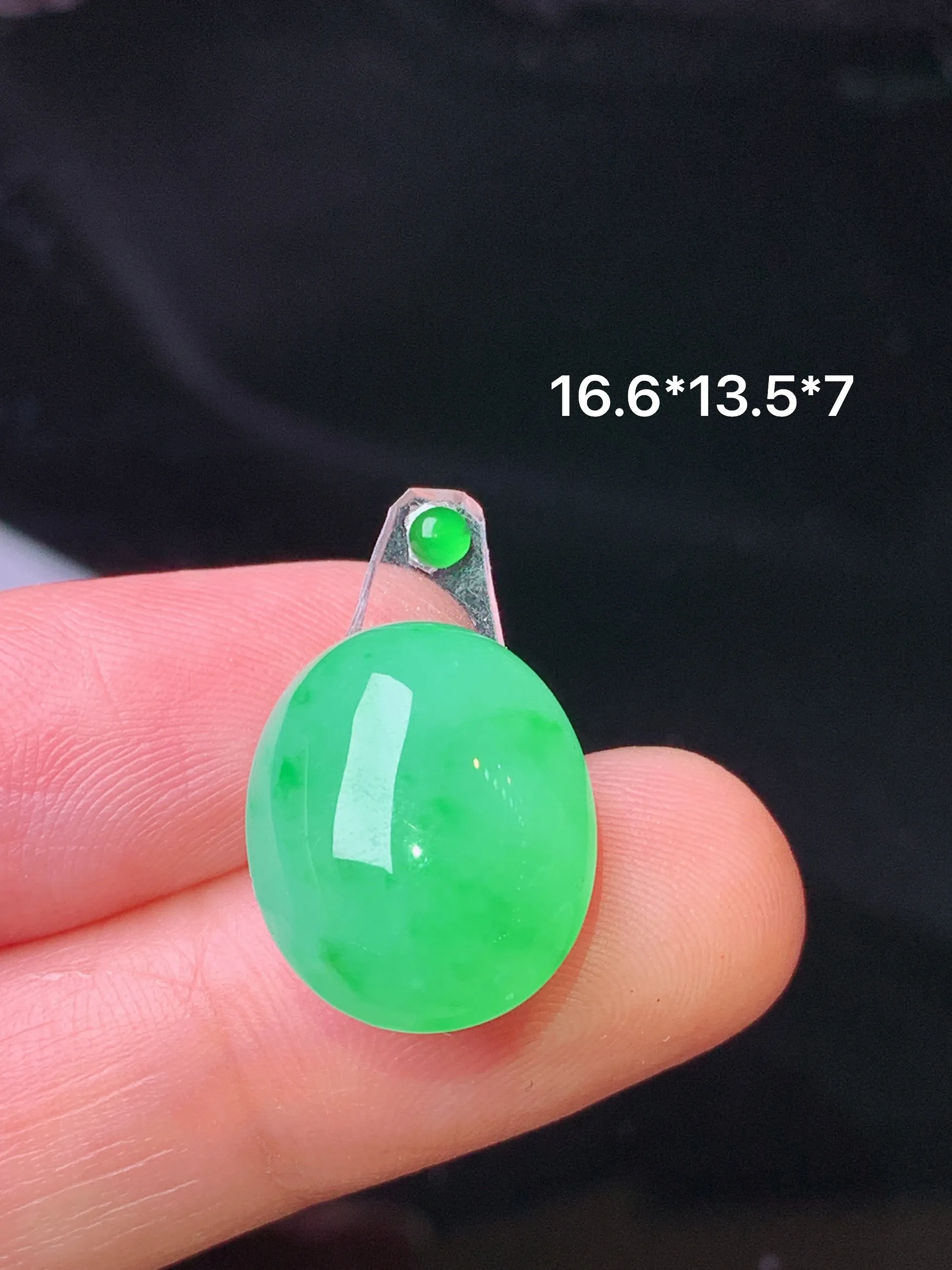 镶嵌款 翠绿蛋面吊坠 玉质细腻 色泽艳丽清新 整体尺寸16.6*13.5*7