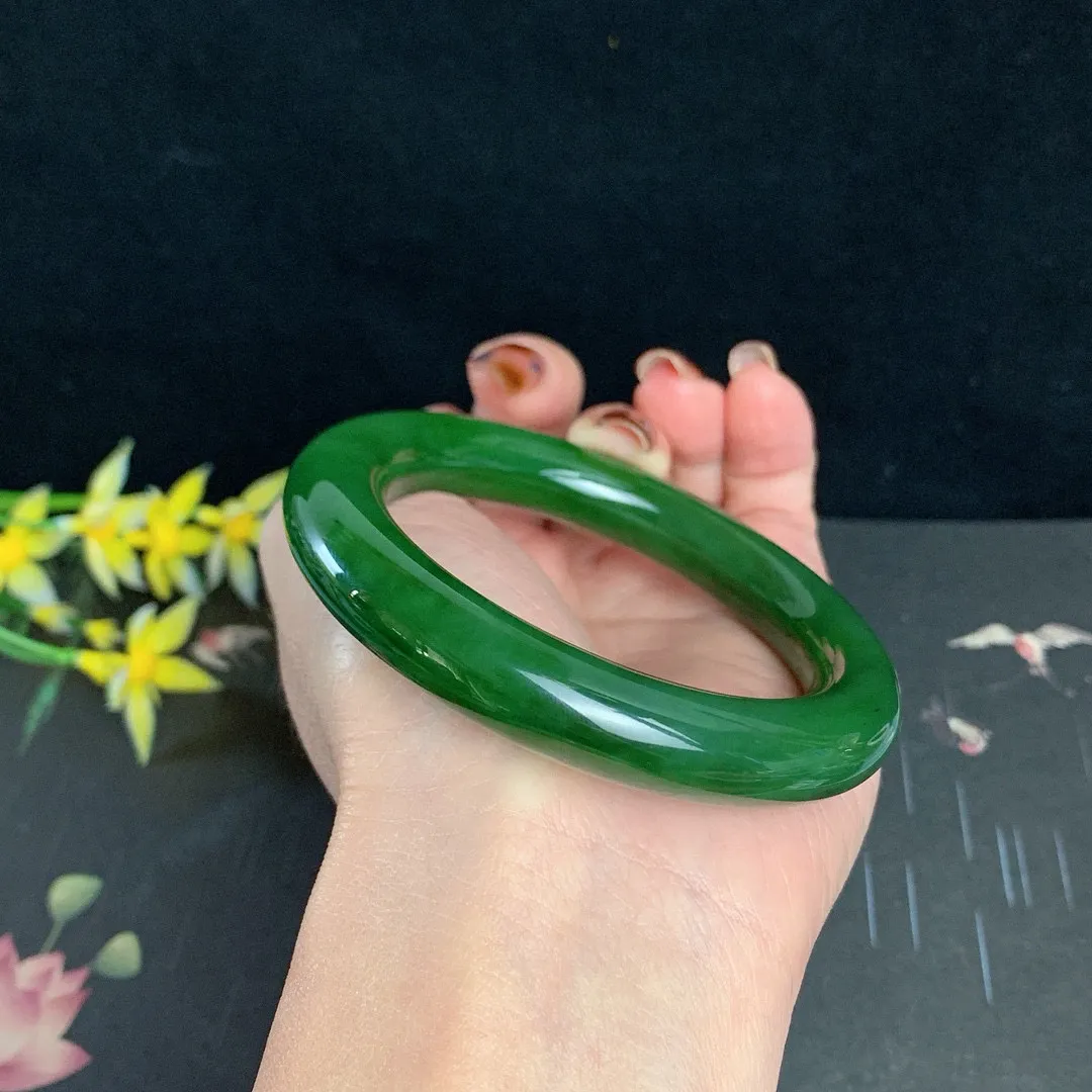 珍藏品，和田玉55圈口鲜菠菜绿肥圆条碧玉手镯！圈玉质细腻油润 底色纯净 无裂无棉 脂粉好，品质高