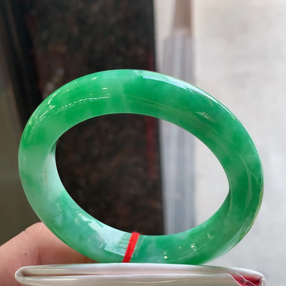 正圈满绿 无瑕 尺寸:54.6/12.2/9.9 满色