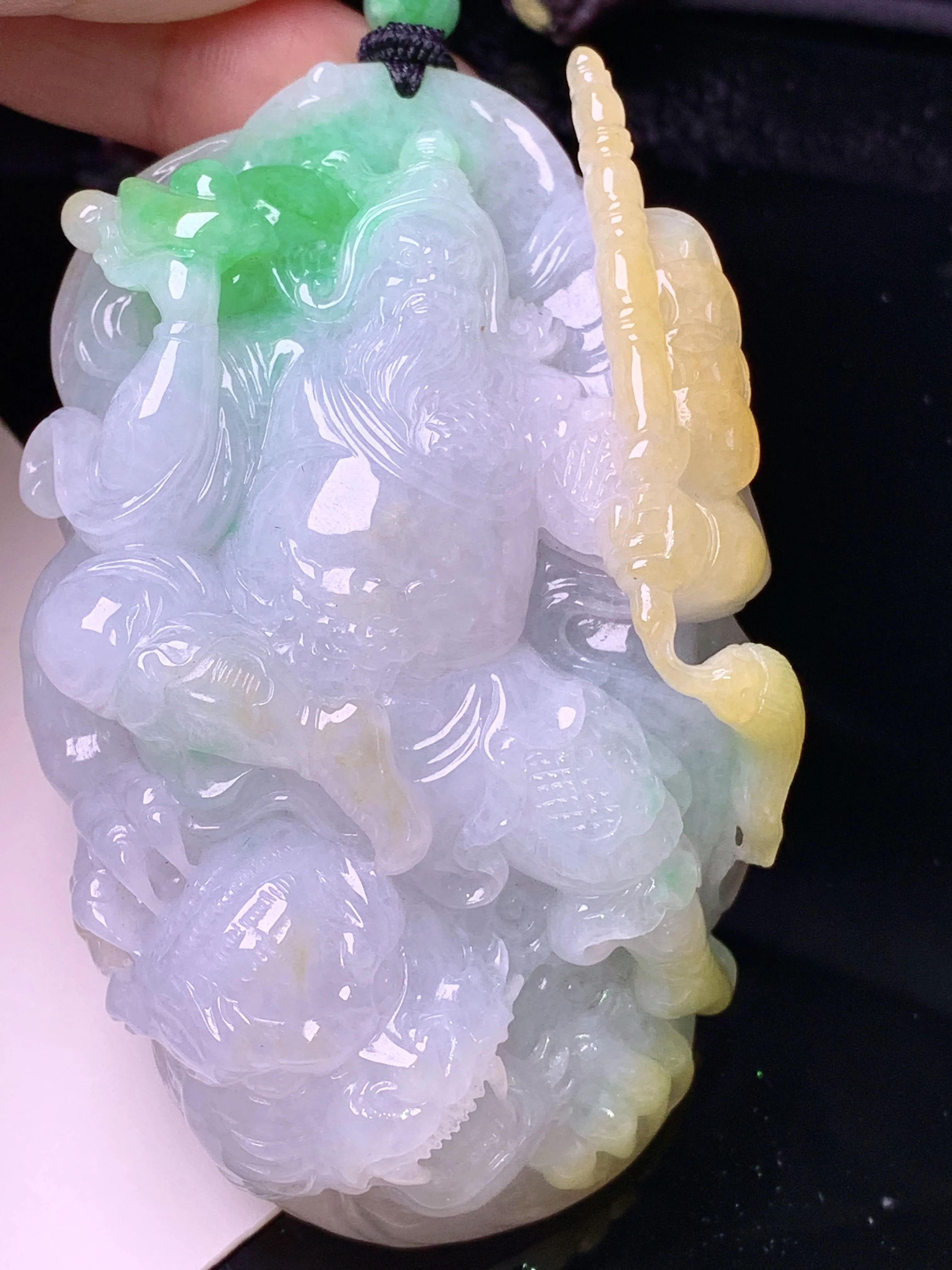 飘黄绿关公吊坠 玉质细腻 色泽艳丽清新 整体尺寸79.3*49.2*21.5