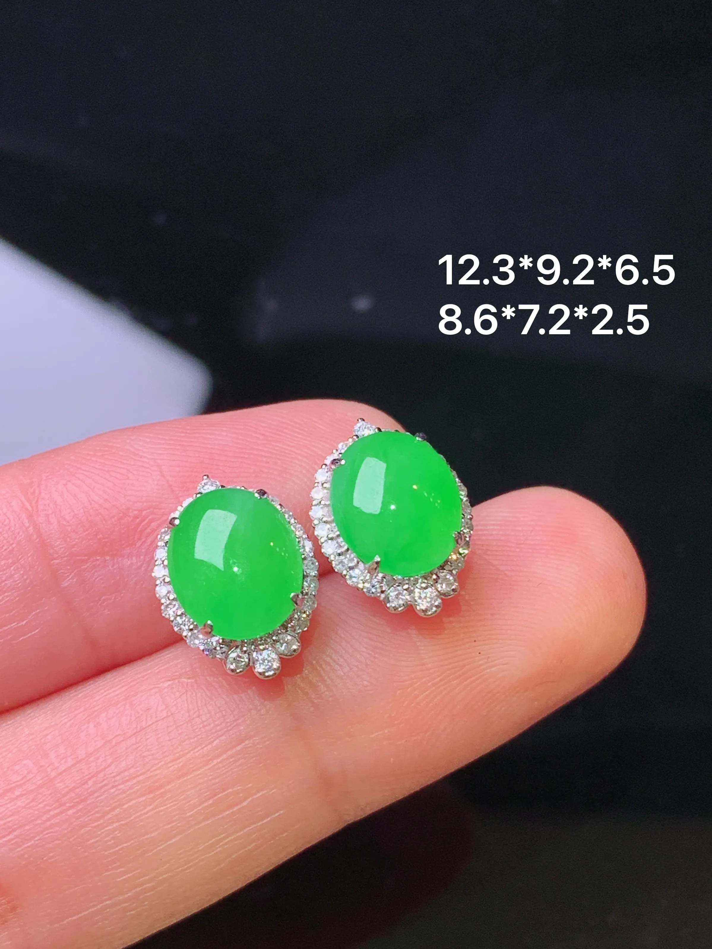 18k金钻镶嵌翠绿蛋面耳钉 玉质细腻 色泽艳丽清新 整体尺寸12.3*9.2*6.5