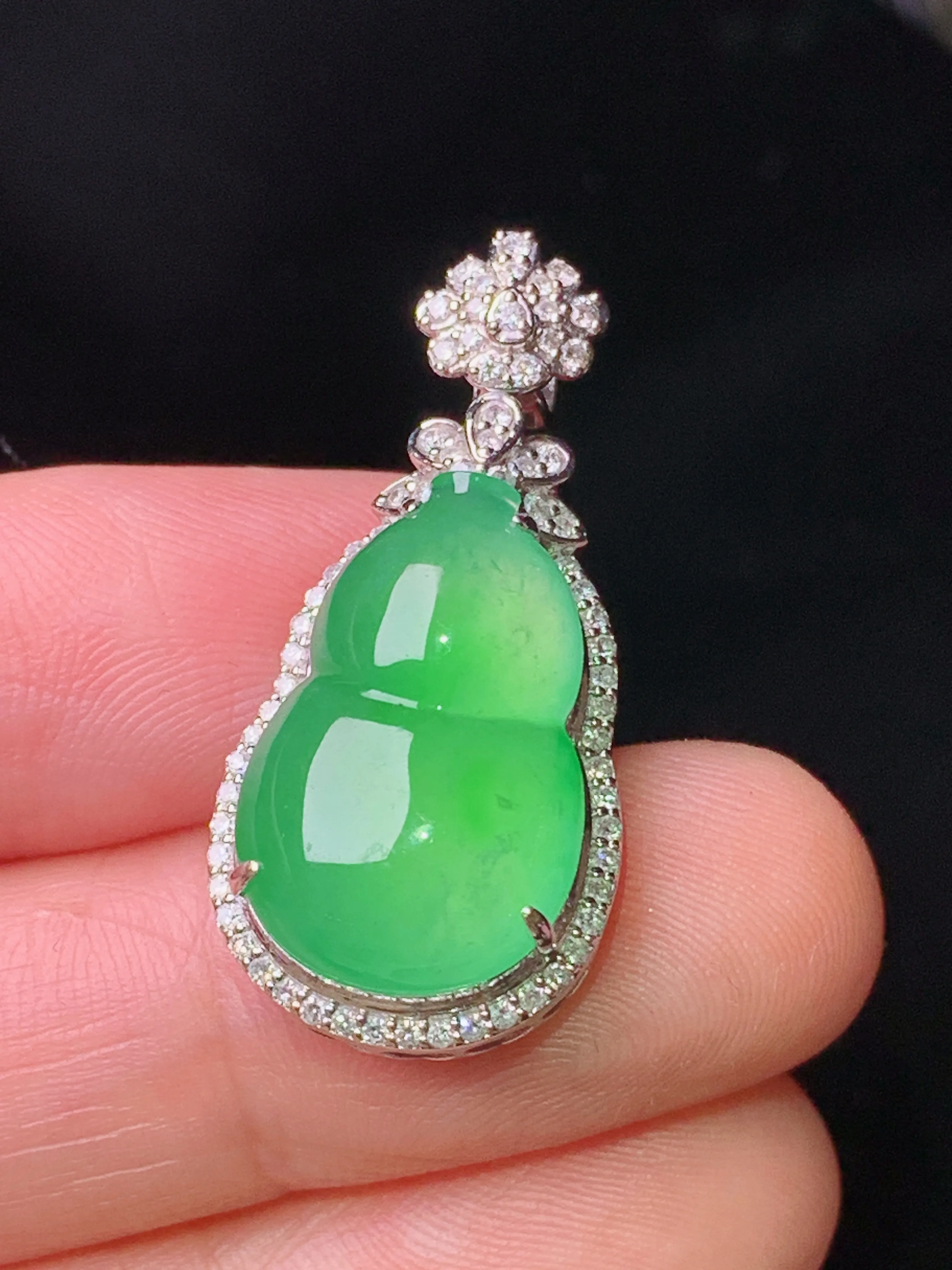 18k金钻镶嵌翠绿葫芦吊坠 玉质细腻 色泽艳丽清新 整体尺寸30.3*14.2*9.5