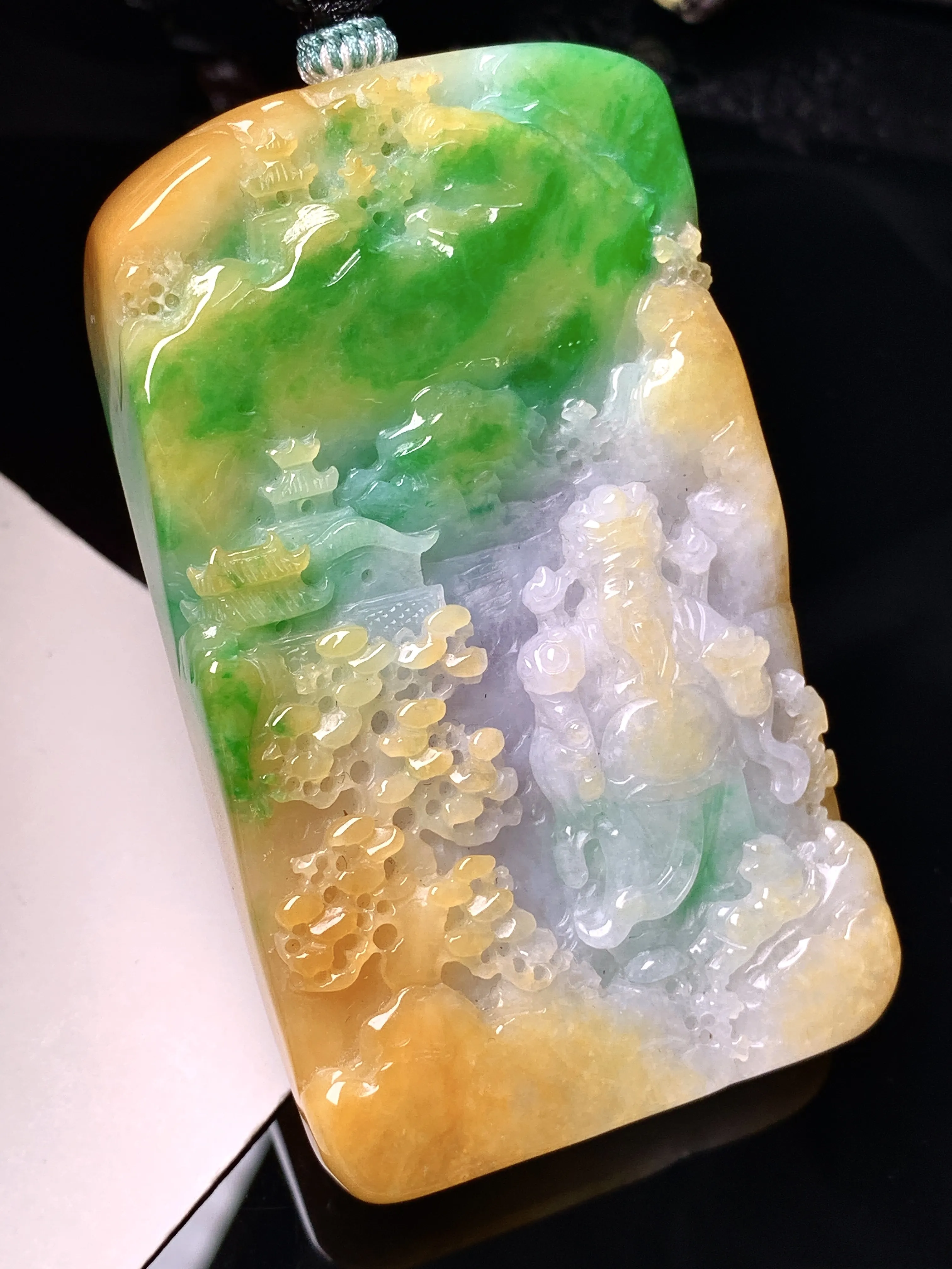 飘黄绿山水财神吊坠 玉质细腻 色泽艳丽清新 整体尺寸67.8*40.3*12.8